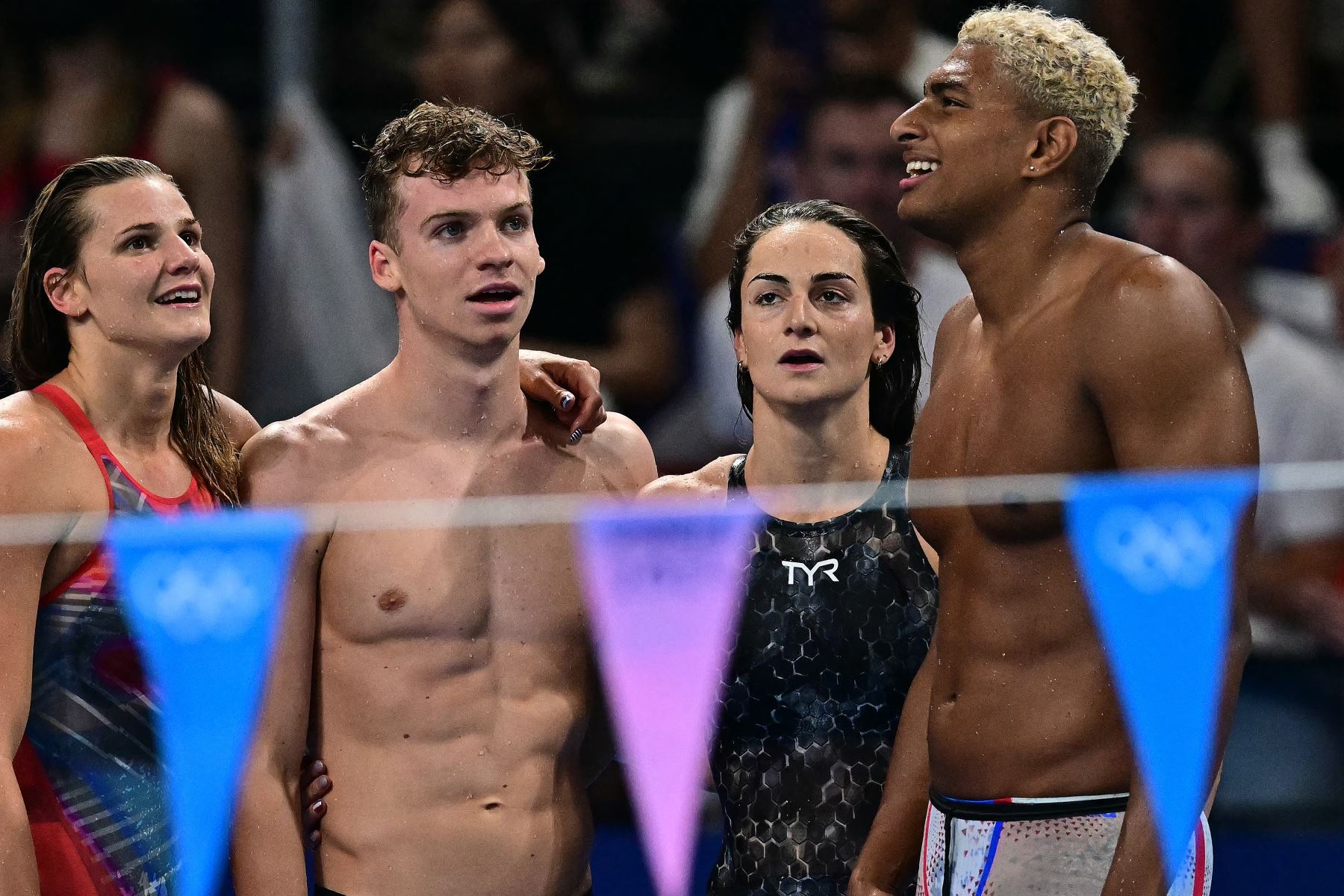 Marie Wattel de Francia, Leon Marchand de Francia, Beryl Gastaldello de Francia y Yohann Ndoye-Brouard de Francia reaccionan después de la final del evento final de natación con relevos combinados mixtos de 4x100 m durante los Juegos Olímpicos de París 2024.
Foto: AFP