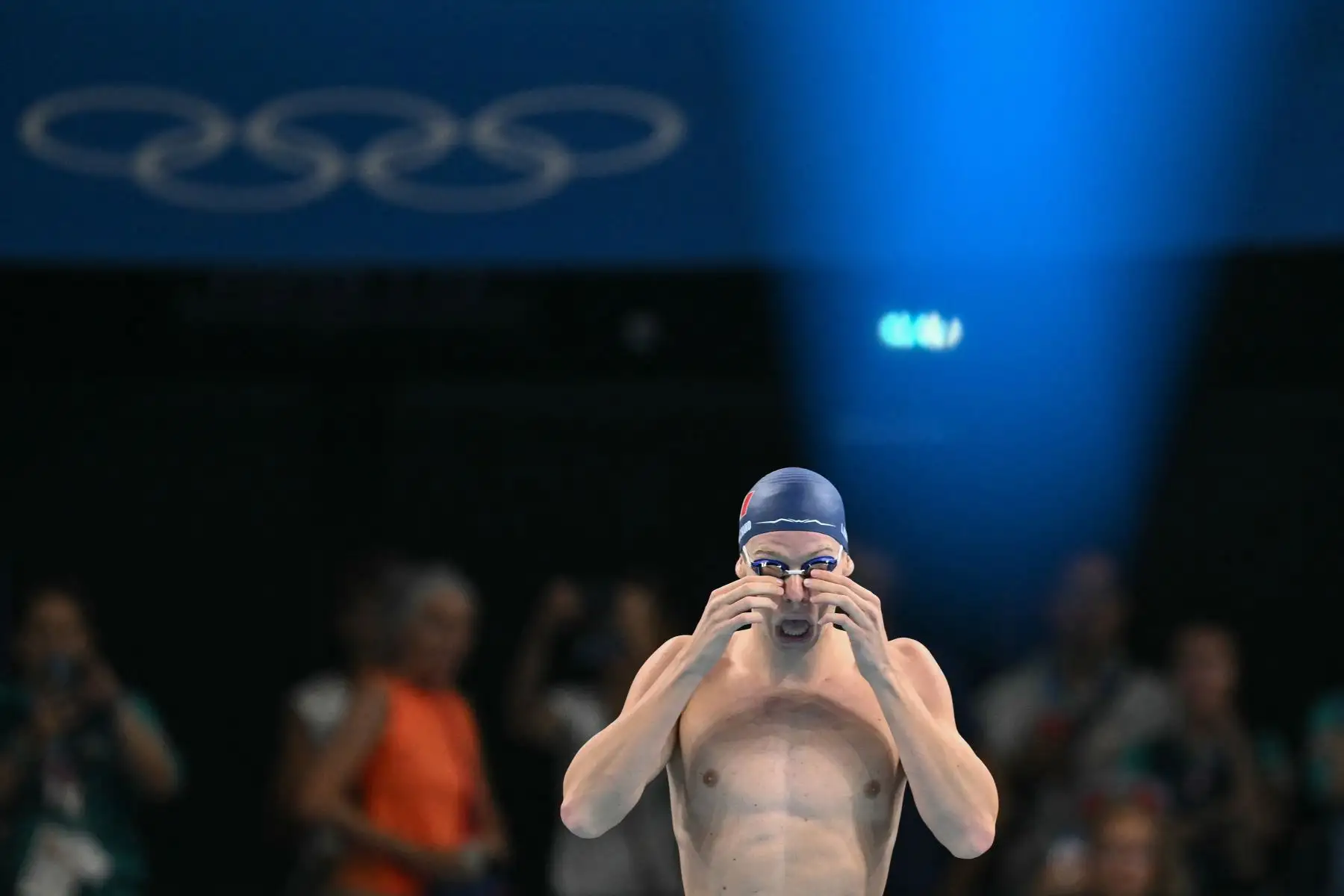 El francés Leon Marchand se prepara para competir en una serie de natación masculina con relevos combinados de 4x100 m durante los Juegos Olímpicos de París 2024.
Foto: AFP