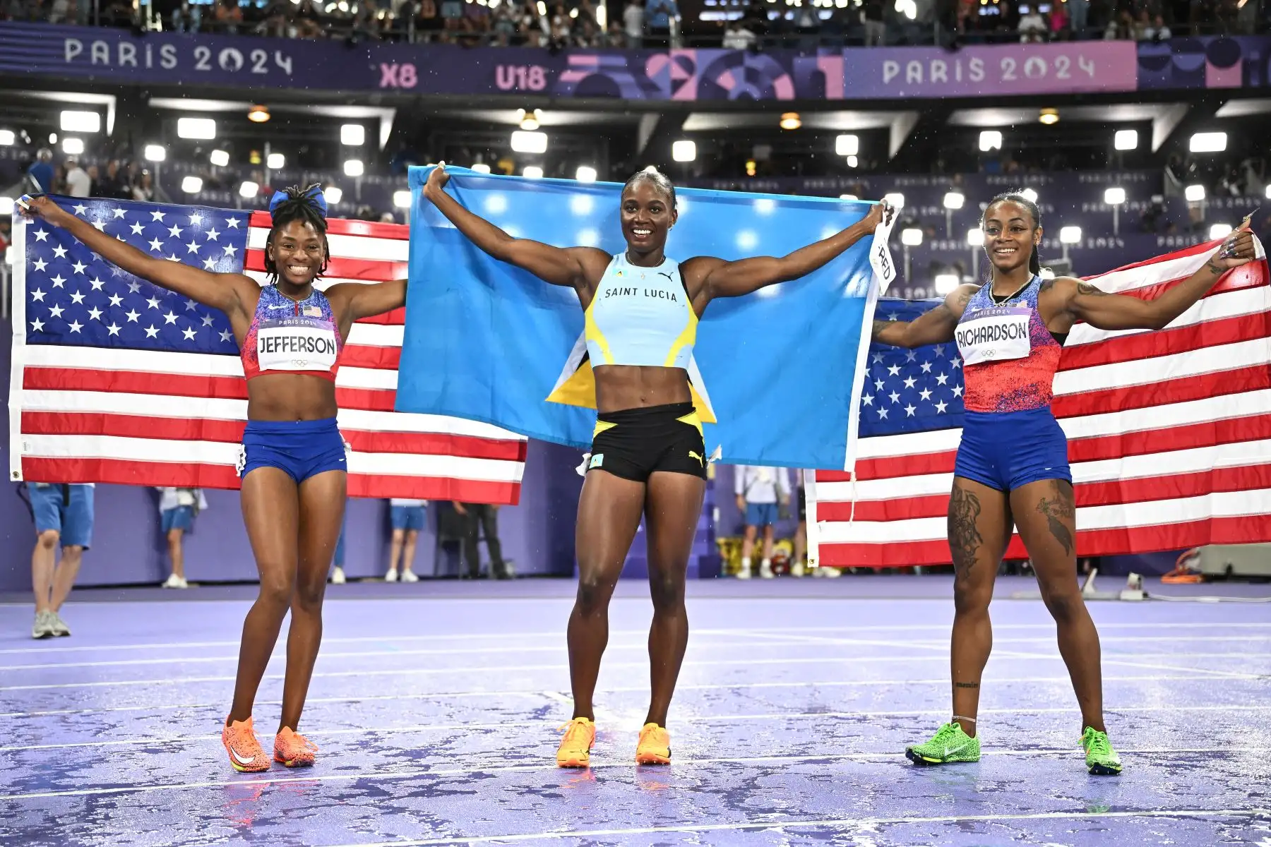 La medallista de bronce, la estadounidense Melissa Jefferson (i), la medallista de oro, Julien Alfred , de Santa Lucía, y la medallista de plata, la estadounidense Sha