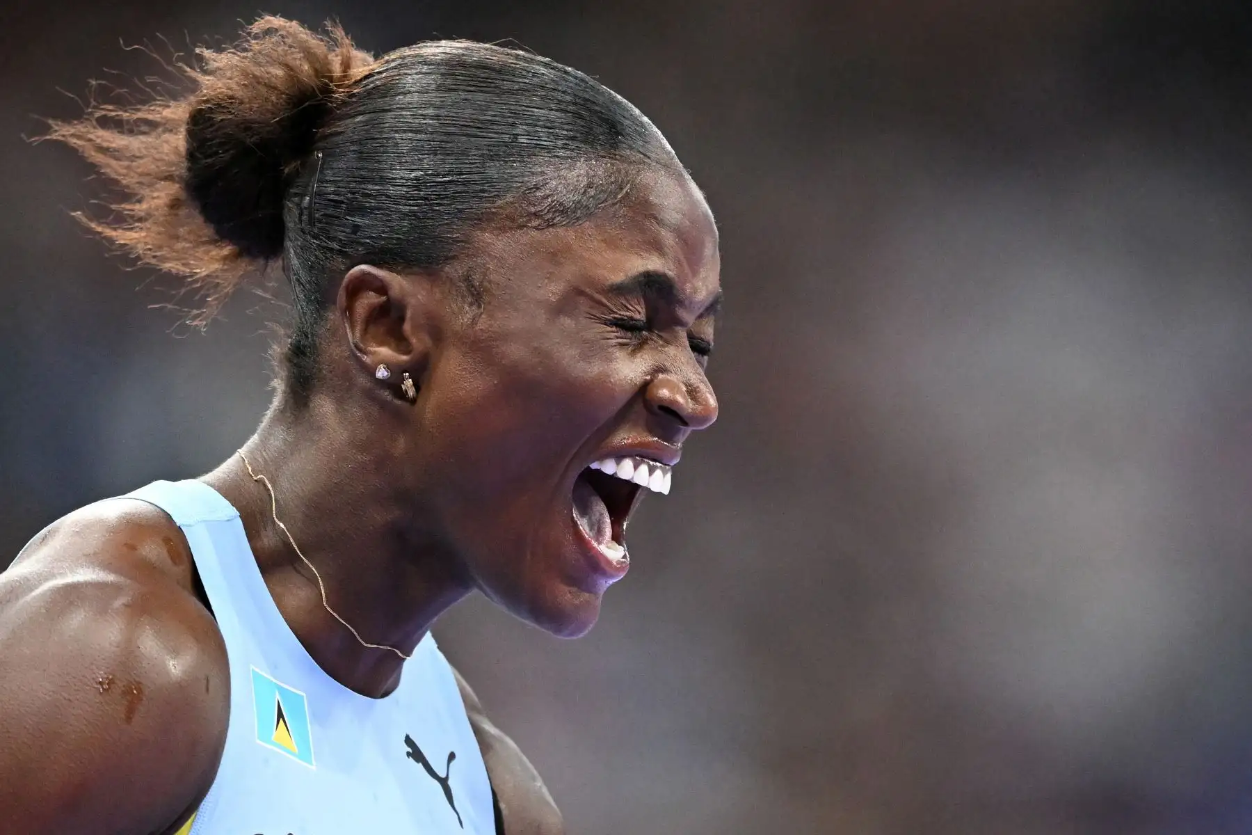 Julien Alfred, de Santa Lucía, celebra después de ganar la final femenina de 100 metros de la prueba de atletismo de los Juegos Olímpicos de París 2024.
Foto: AFP