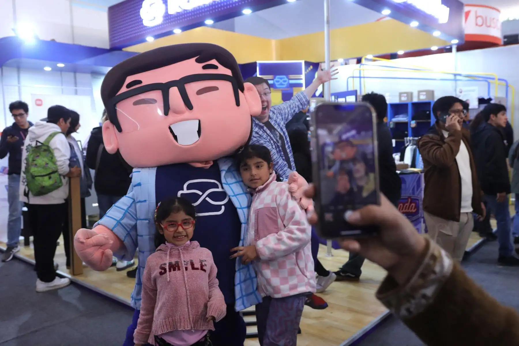 Gran cantidad de visitantes tuvo el último sábado de la Feria Internacional del Libro de Lima.Ofertas en la venta de libros y selfies con personajes populares es lo que primó en esta ocasión.Foto: ANDINA / Lino Chipana.