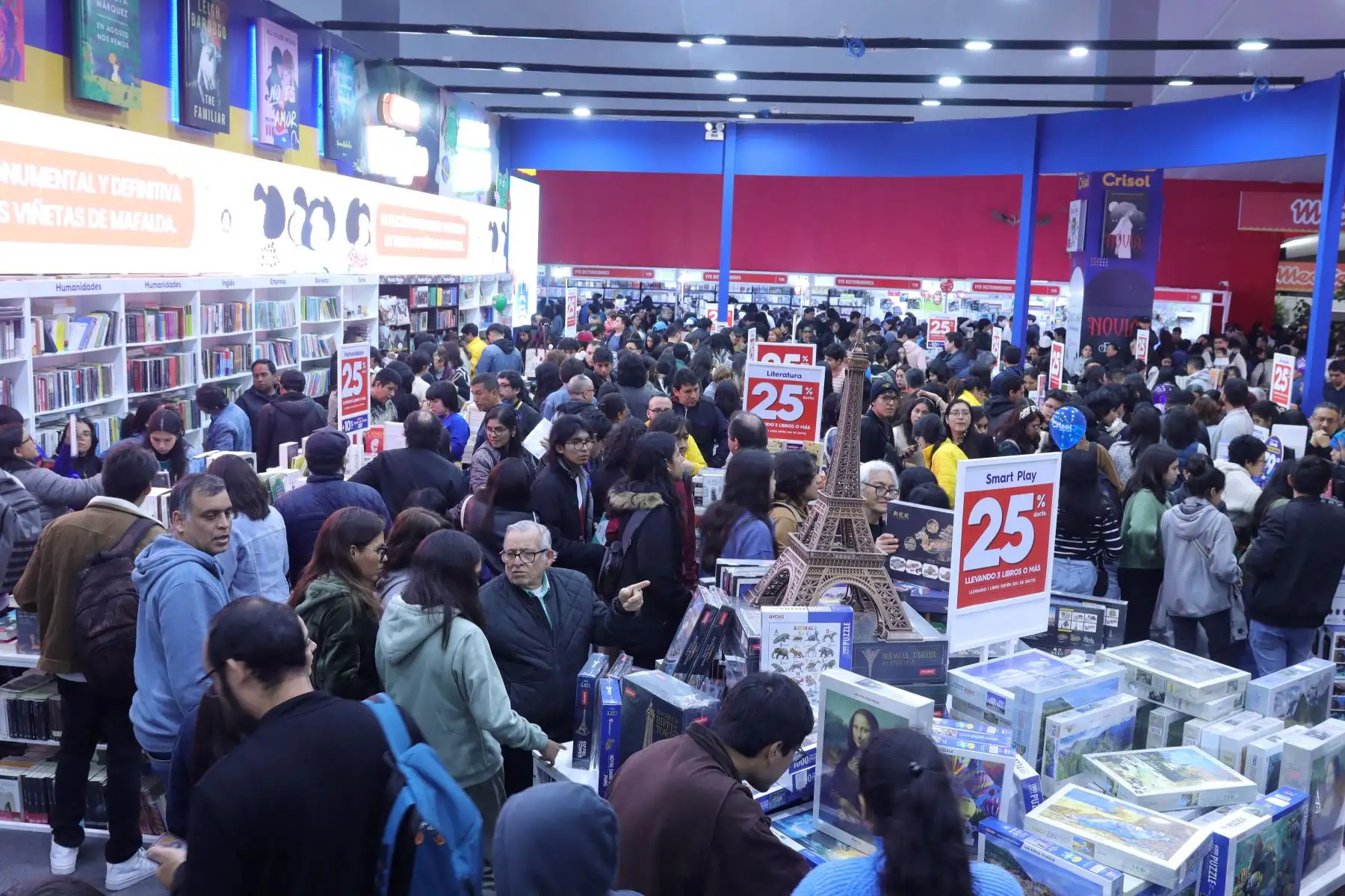 Gran cantidad de visitantes tuvo el último sábado de la Feria Internacional del Libro de Lima.Ofertas en la venta de libros y selfies con personajes populares es lo que primó en esta ocasión.Foto: ANDINA / Lino Chipana.