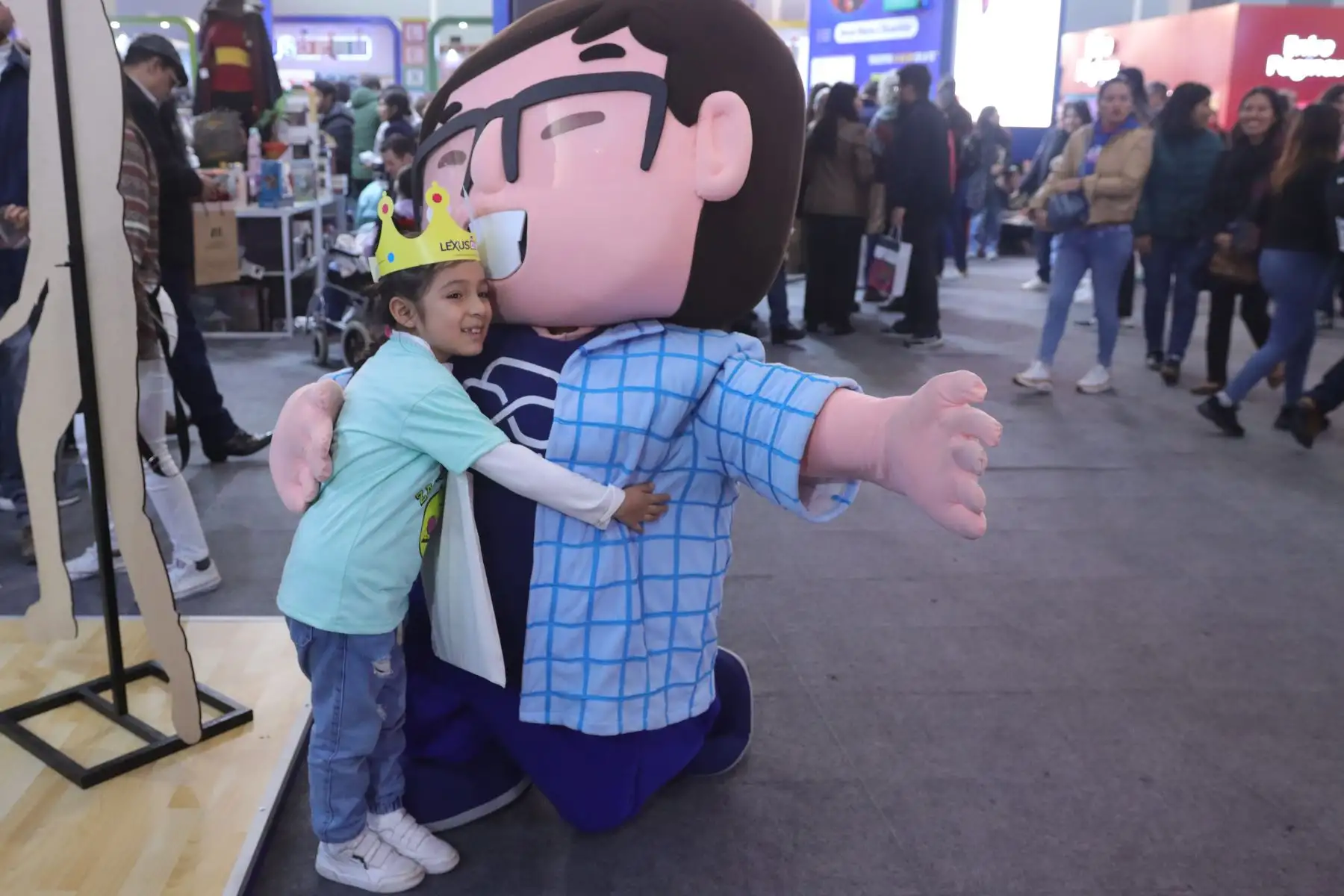 Gran cantidad de visitantes tuvo el último sábado de la Feria Internacional del Libro de Lima.Ofertas en la venta de libros y selfies con personajes populares es lo que primó en esta ocasión.Foto: ANDINA / Lino Chipana.