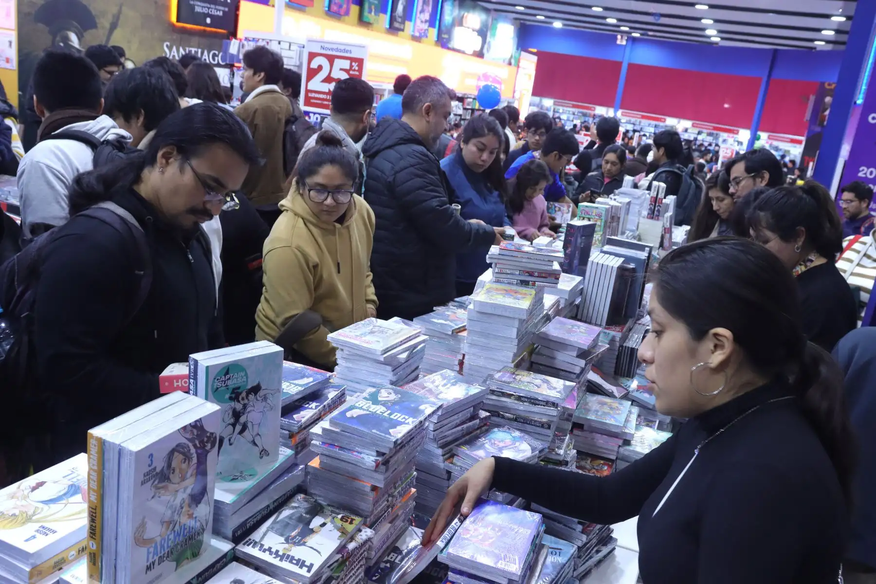 Gran cantidad de visitantes tuvo el último sábado de la Feria Internacional del Libro de Lima.Ofertas en la venta de libros y selfies con personajes populares es lo que primó en esta ocasión.Foto: ANDINA / Lino Chipana.