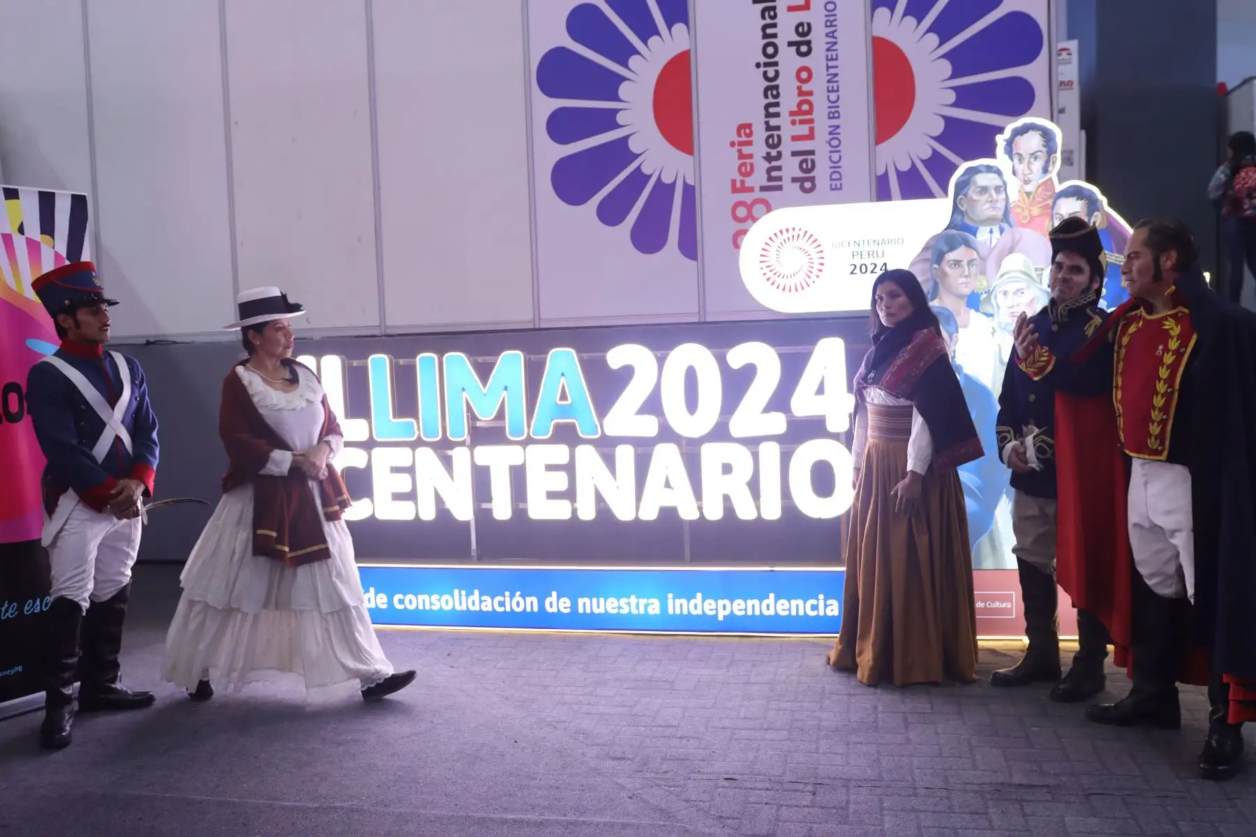 Gran cantidad de visitantes tuvo el último sábado de la Feria Internacional del Libro de Lima.Ofertas en la venta de libros y selfies con personajes populares es lo que primó en esta ocasión.Foto: ANDINA / Lino Chipana.