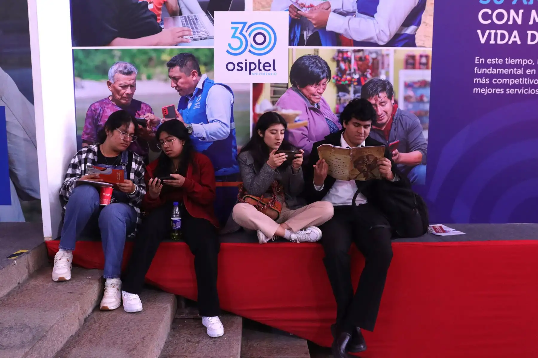 Gran cantidad de visitantes tuvo el último sábado de la Feria Internacional del Libro de Lima.
Ofertas en la venta de libros y selfies con personajes populares es lo que primó en esta ocasión.
Foto: ANDINA / Lino Chipana.
