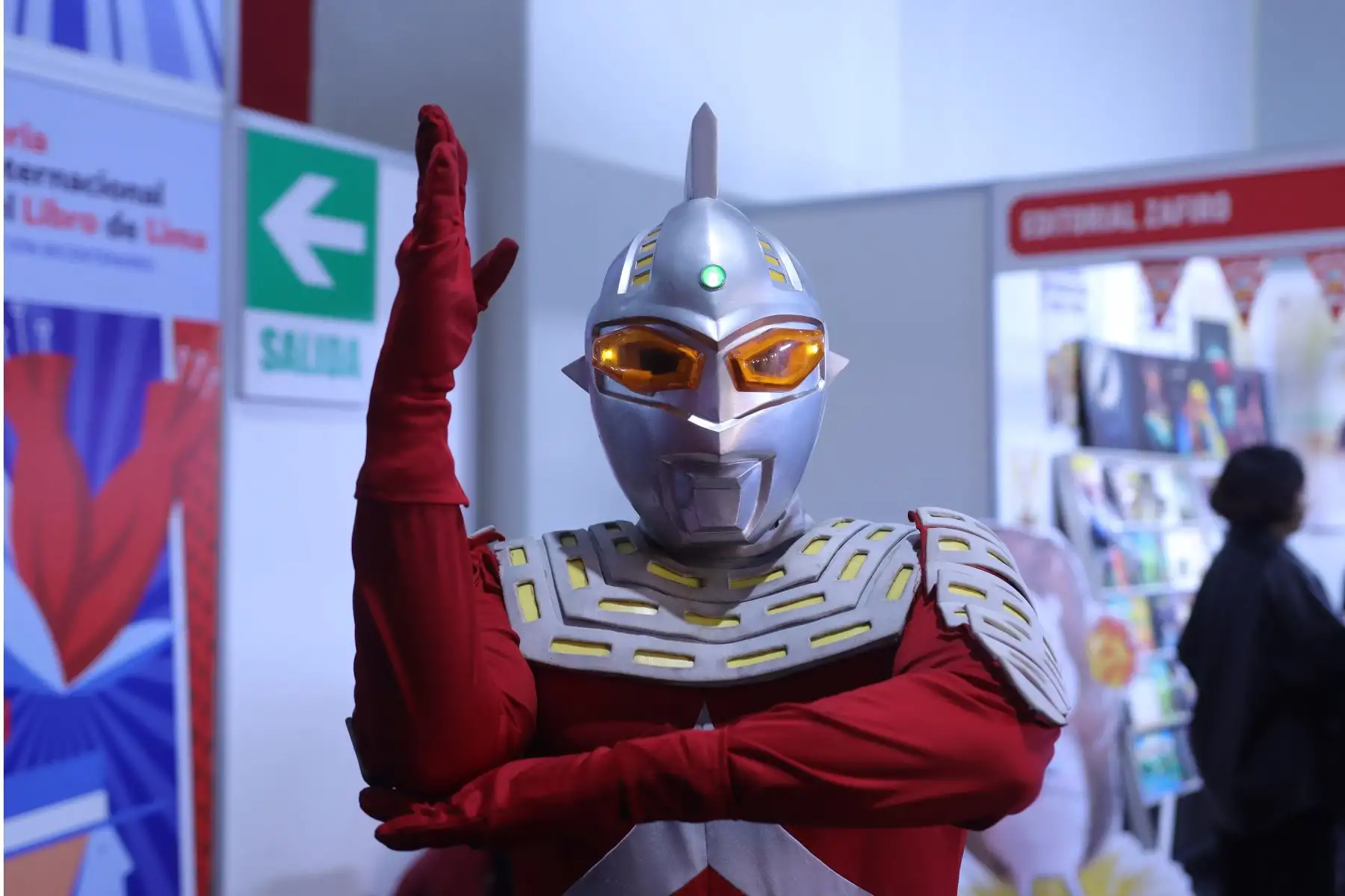 Gran cantidad de visitantes tuvo el último sábado de la Feria Internacional del Libro de Lima.
Ofertas en la venta de libros y selfies con personajes populares es lo que primó en esta ocasión. En la imagen, el clásico personaje de Ultrasiete.
Foto: ANDINA / Lino Chipana.