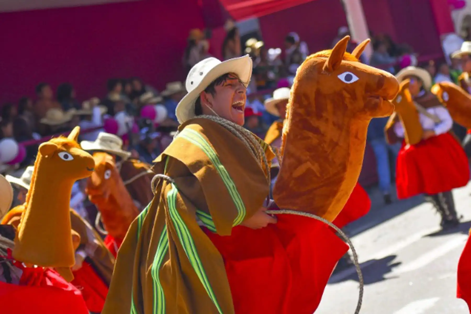 Arequipa sigue festejando en el mes de su 484 aniversario de fundación española. Hoy recibe el saludo de las provincias de la región en el pasacalle regional "Cantemos bailemos por nuestra Arequipa", que se desarrolla en la avenida Independencia.Foto: cortesía Diego Ramos