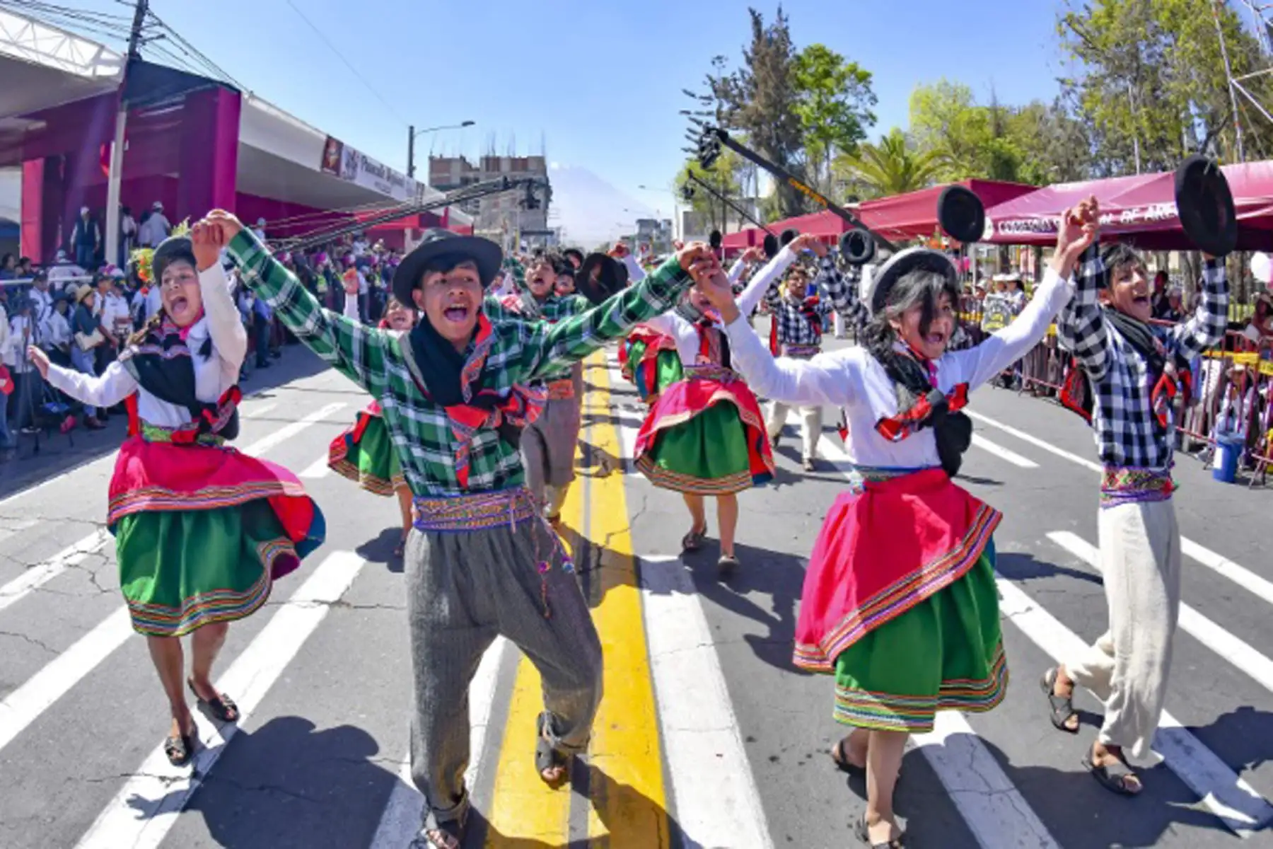 Arequipa sigue festejando en el mes de su 484 aniversario de fundación española. Hoy recibe el saludo de las provincias de la región en el pasacalle regional "Cantemos bailemos por nuestra Arequipa", que se desarrolla en la avenida Independencia.Foto: cortesía Diego Ramos