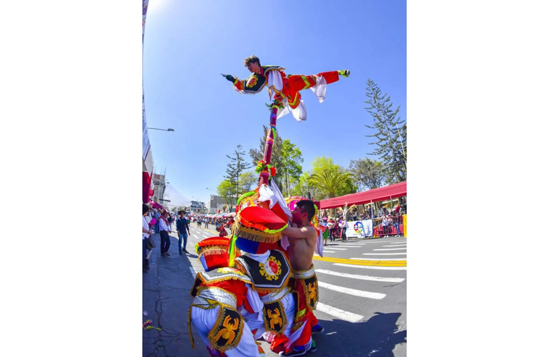 Arequipa sigue festejando en el mes de su 484 aniversario de fundación española. Hoy recibe el saludo de las provincias de la región en el pasacalle regional "Cantemos bailemos por nuestra Arequipa", que se desarrolla en la avenida Independencia.Foto: cortesía Diego Ramos