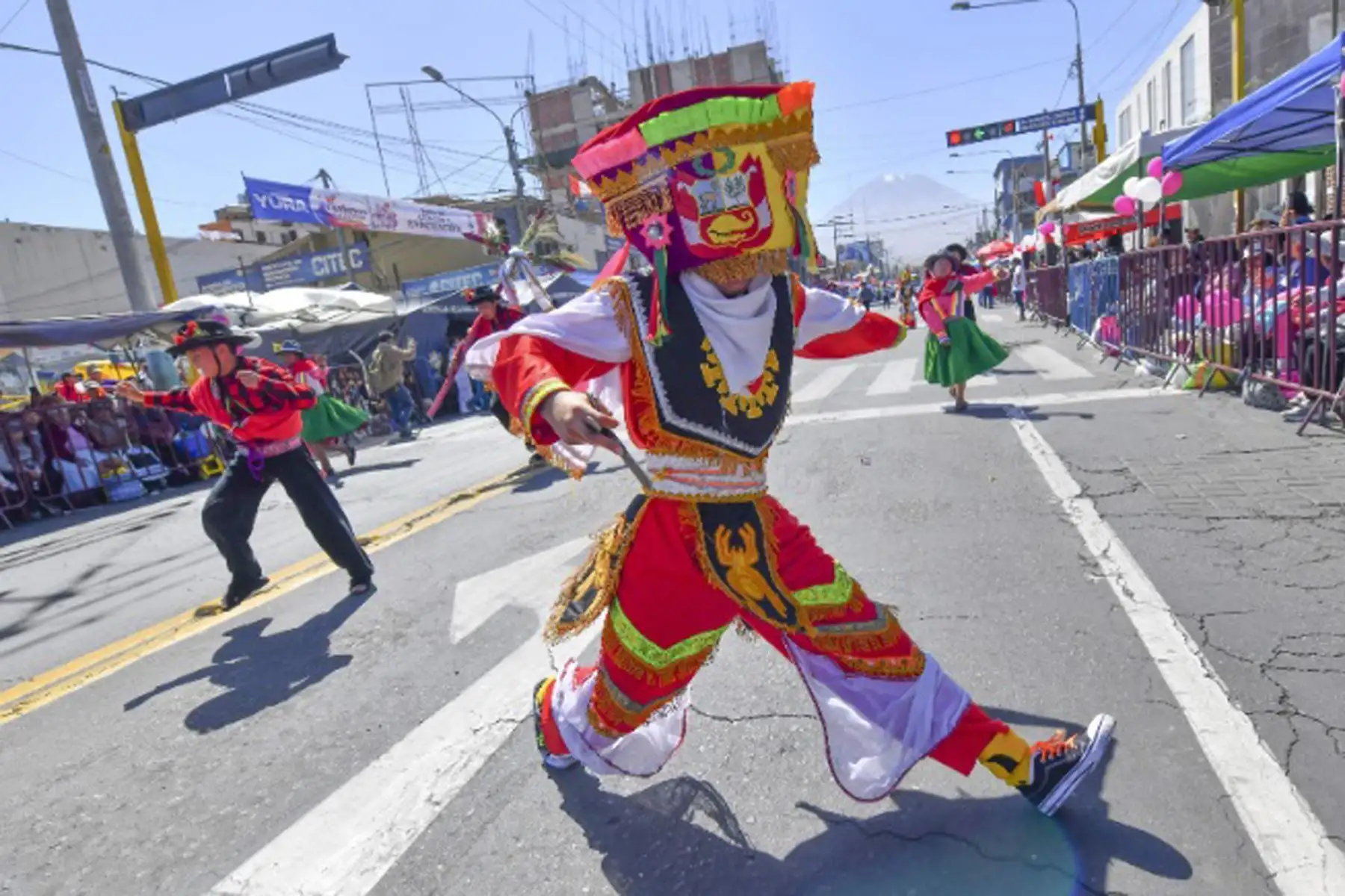 Arequipa sigue festejando en el mes de su 484 aniversario de fundación española. Hoy recibe el saludo de las provincias de la región en el pasacalle regional "Cantemos bailemos por nuestra Arequipa", que se desarrolla en la avenida Independencia.Foto: cortesía Diego Ramos