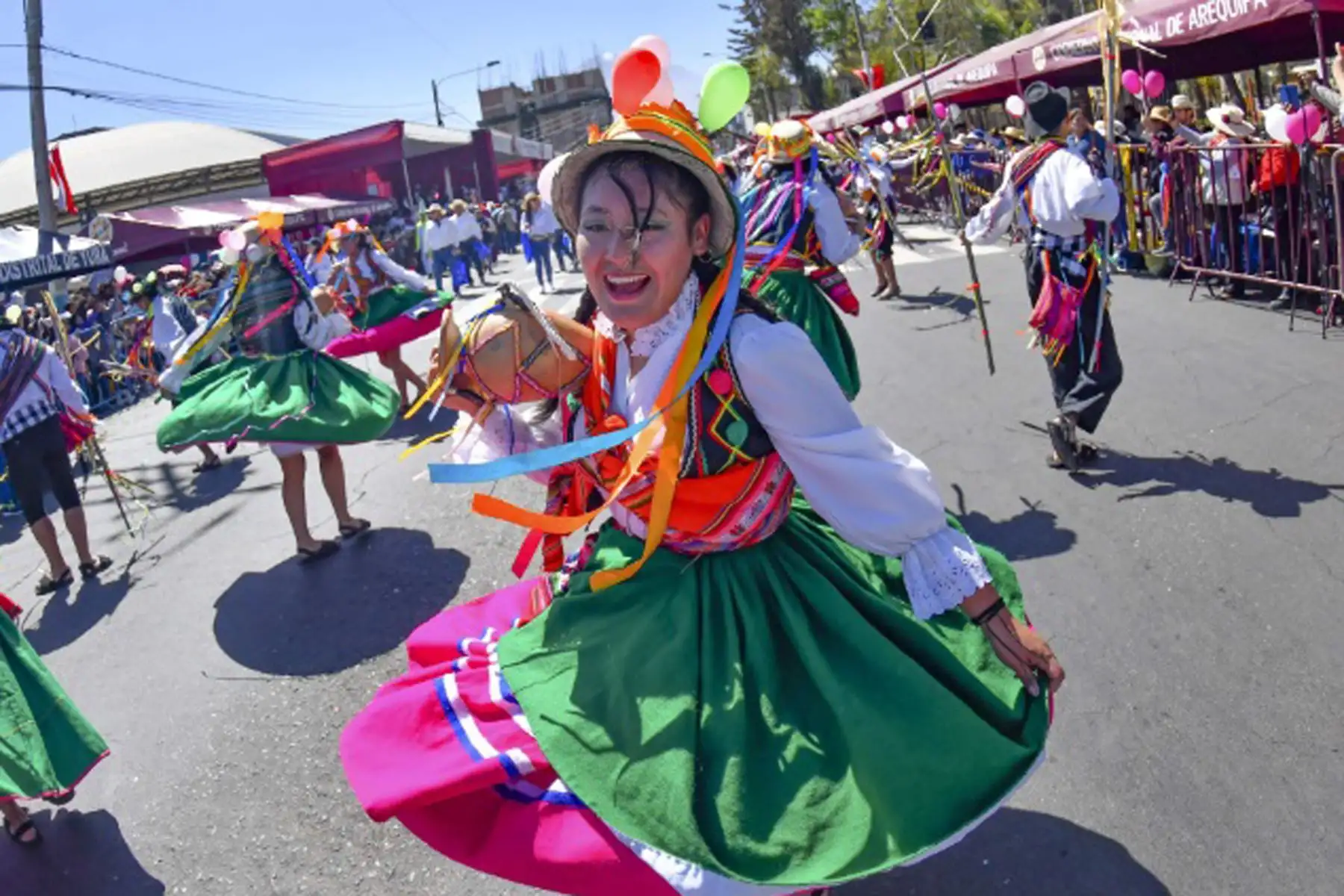 Van más de cuatro horas desde que se inició el pasacalle con la participación de grupos de danza, músicos y carros alegóricos provenientes de los 109 distritos de las ocho provincias de la región Arequipa.
Foto: cortesía Diego Ramos