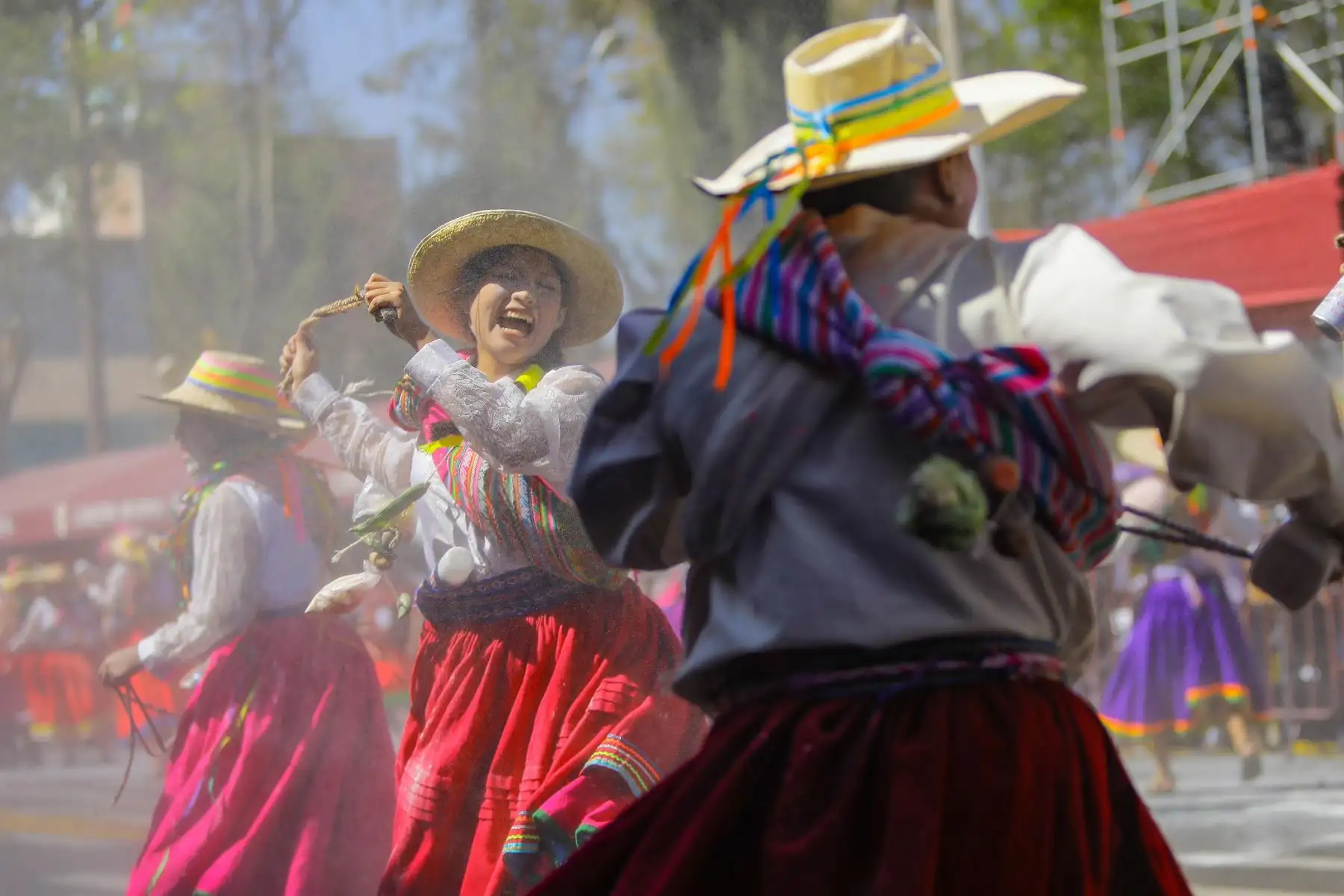 Van más de cuatro horas desde que se inició el pasacalle con la participación de grupos de danza, músicos y carros alegóricos provenientes de los 109 distritos de las ocho provincias de la región Arequipa.
Foto: Cortesía  Diego Ramos