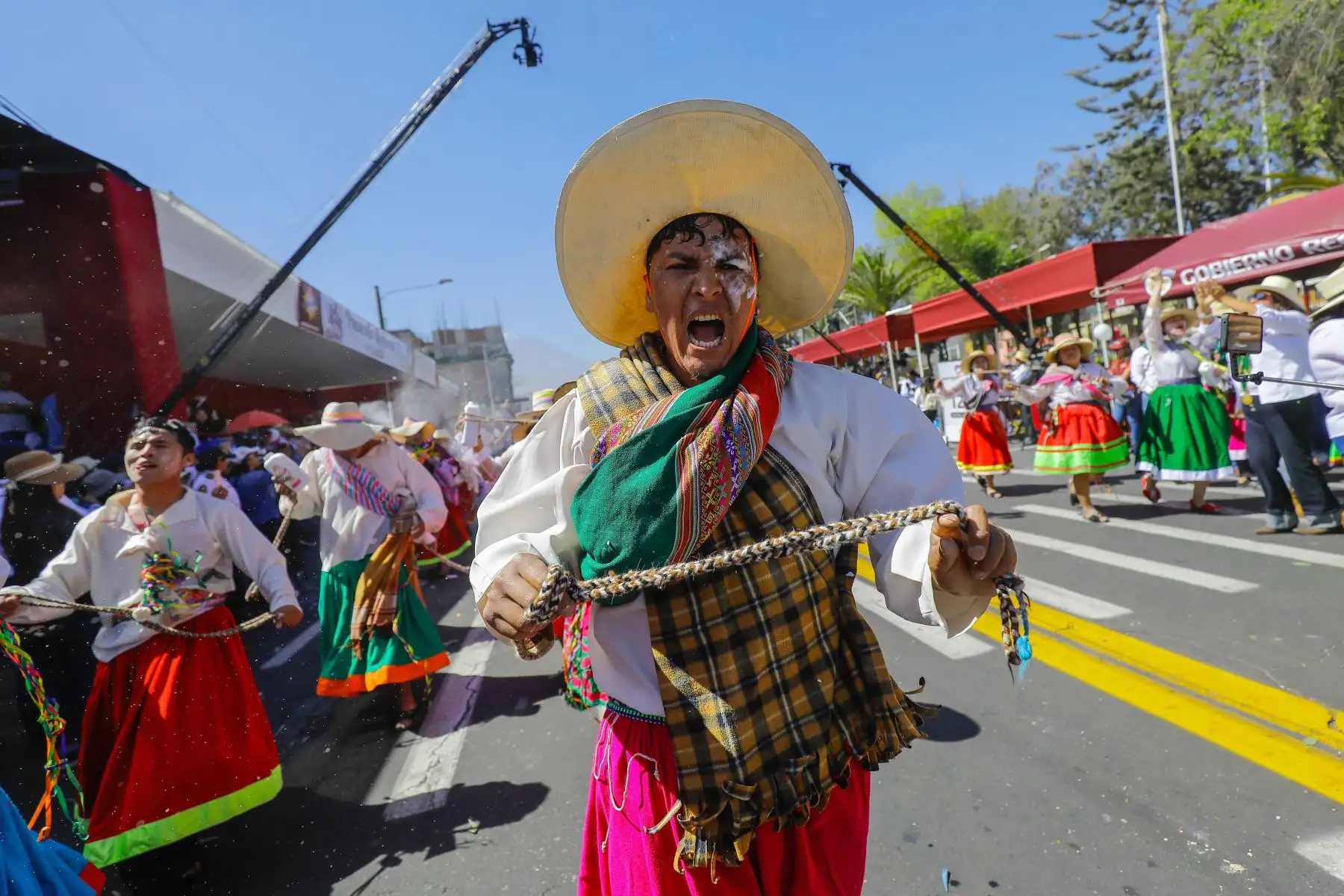 Ellos hacen su paso por la avenida Independencia, donde la población arequipeña se ha dado cita para espectar el desfile de las agrupaciones que presentan danzas típicas de su jurisdicción.
Foto: cortesía Diego Ramos