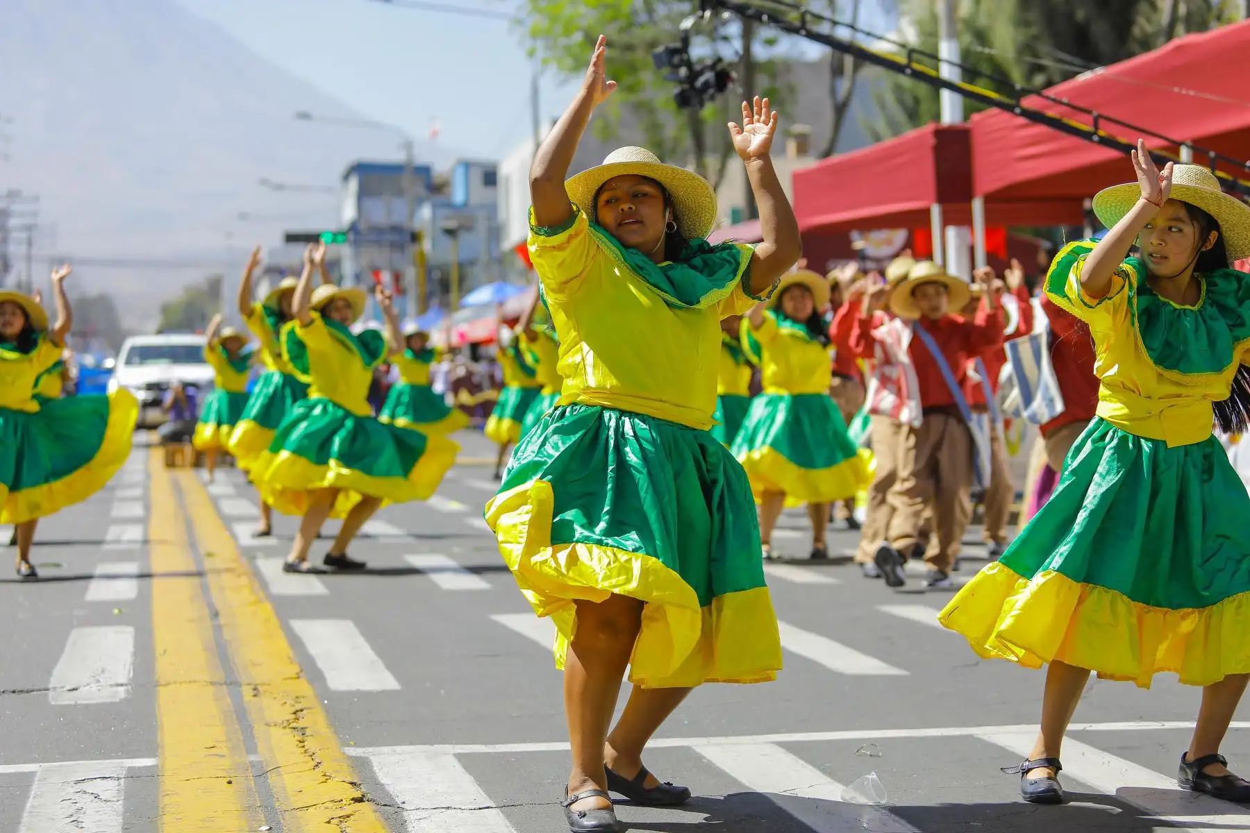 Ellos hacen su paso por la avenida Independencia, donde la población arequipeña se ha dado cita para espectar el desfile de las agrupaciones que presentan danzas típicas de su jurisdicción.
Foto: cortesía Diego Ramos