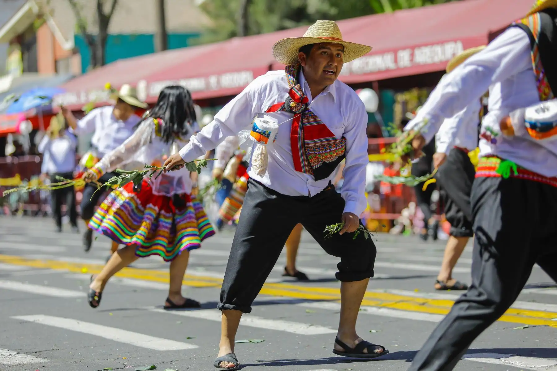 Ellos hacen su paso por la avenida Independencia, donde la población arequipeña se ha dado cita para espectar el desfile de las agrupaciones que presentan danzas típicas de su jurisdicción.
Foto: cortesía Diego Ramos