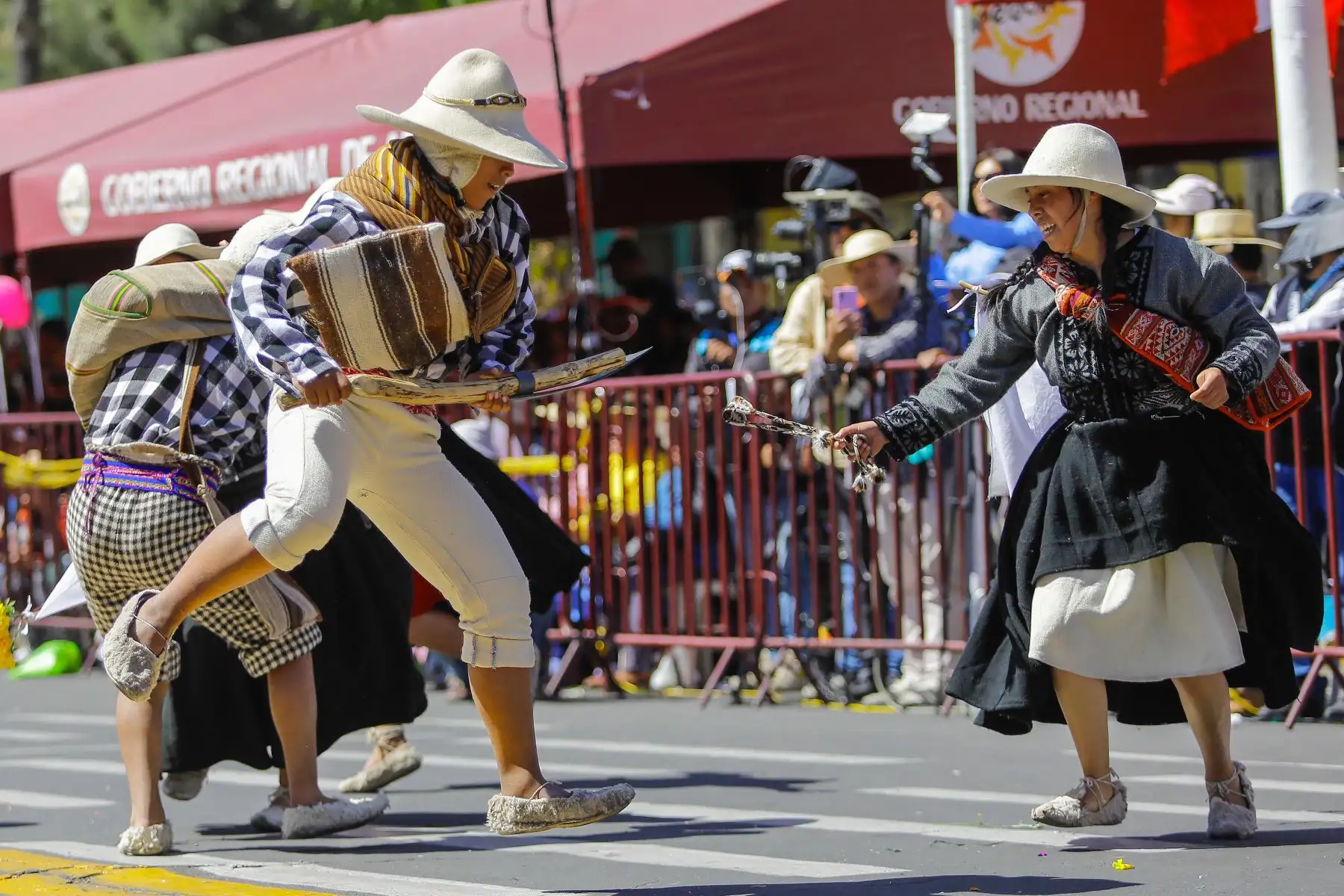 .El pasacalle regional "Cantemos bailemos por nuestra Arequipa", es organizado por el gobierno regional de Arequipa como bienvenida al mes aniversario de la Ciudad Blanca por su 484 aniversario de fundación.
Foto: cortesía Diego Ramos