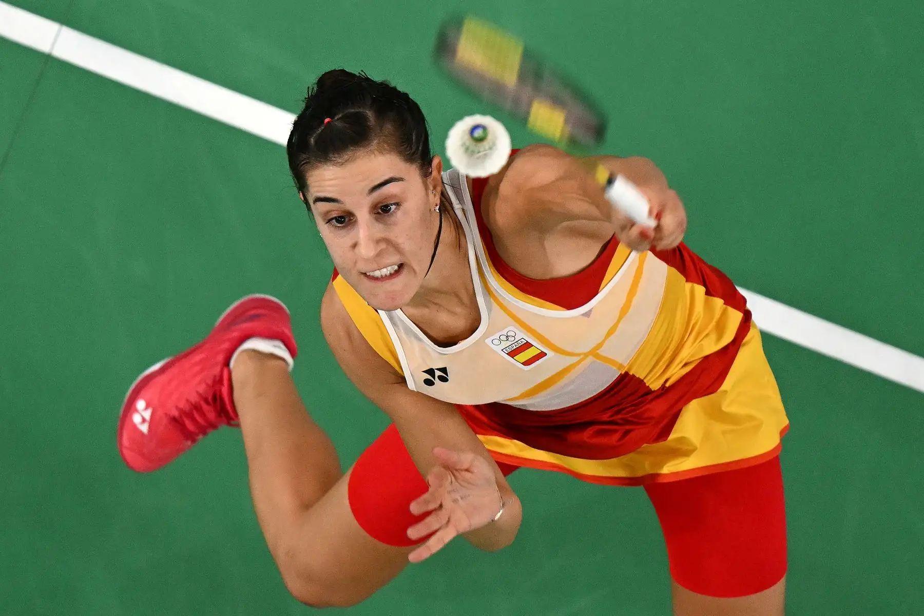 La española Carolina Marín juega un tiro contra la china He Bing Jiao en su partido de semifinal de bádminton individual femenino durante los Juegos Olímpicos de París 2024. Foto: AFP