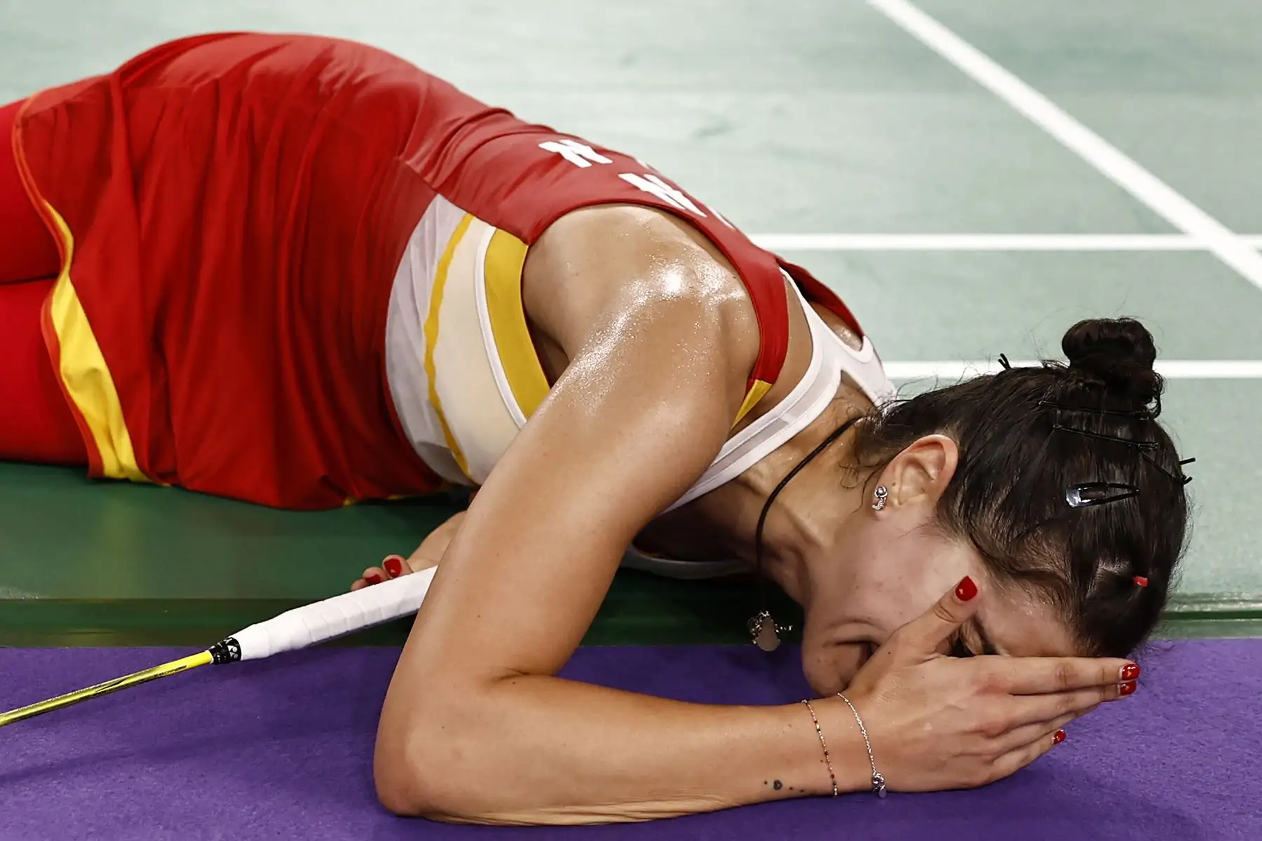 La española Carolina Marín reacciona tras una lesión en su partido de semifinales de bádminton individual femenino contra la china He Bing Jiao durante los Juegos Olímpicos de París 2024. AFP