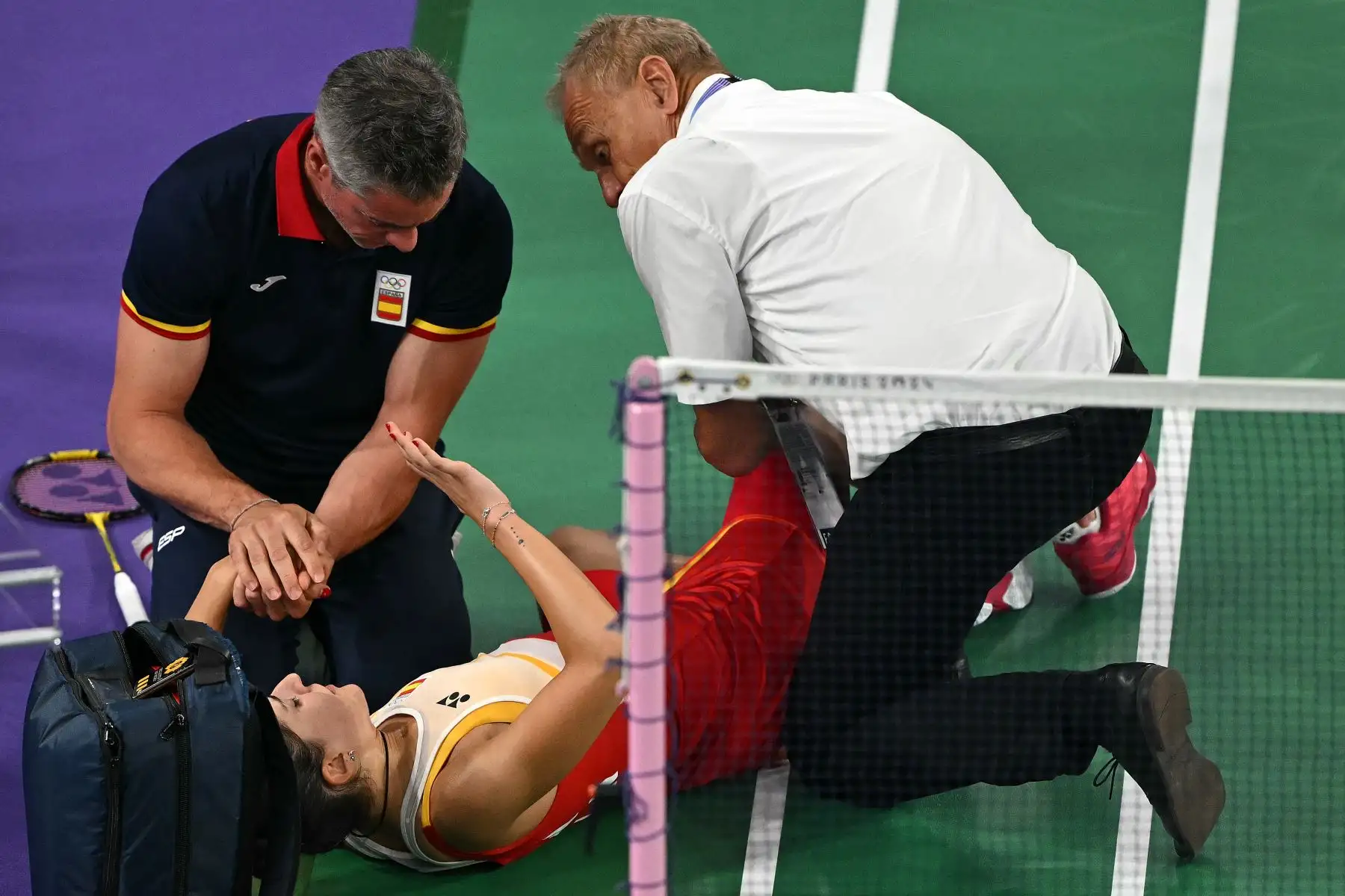 La española Carolina Marín recibe atención médica tras una lesión en su partido de semifinales de bádminton individual femenino contra la china He Bing Jiao tras una lesión durante los Juegos Olímpicos de París 2024. AFP