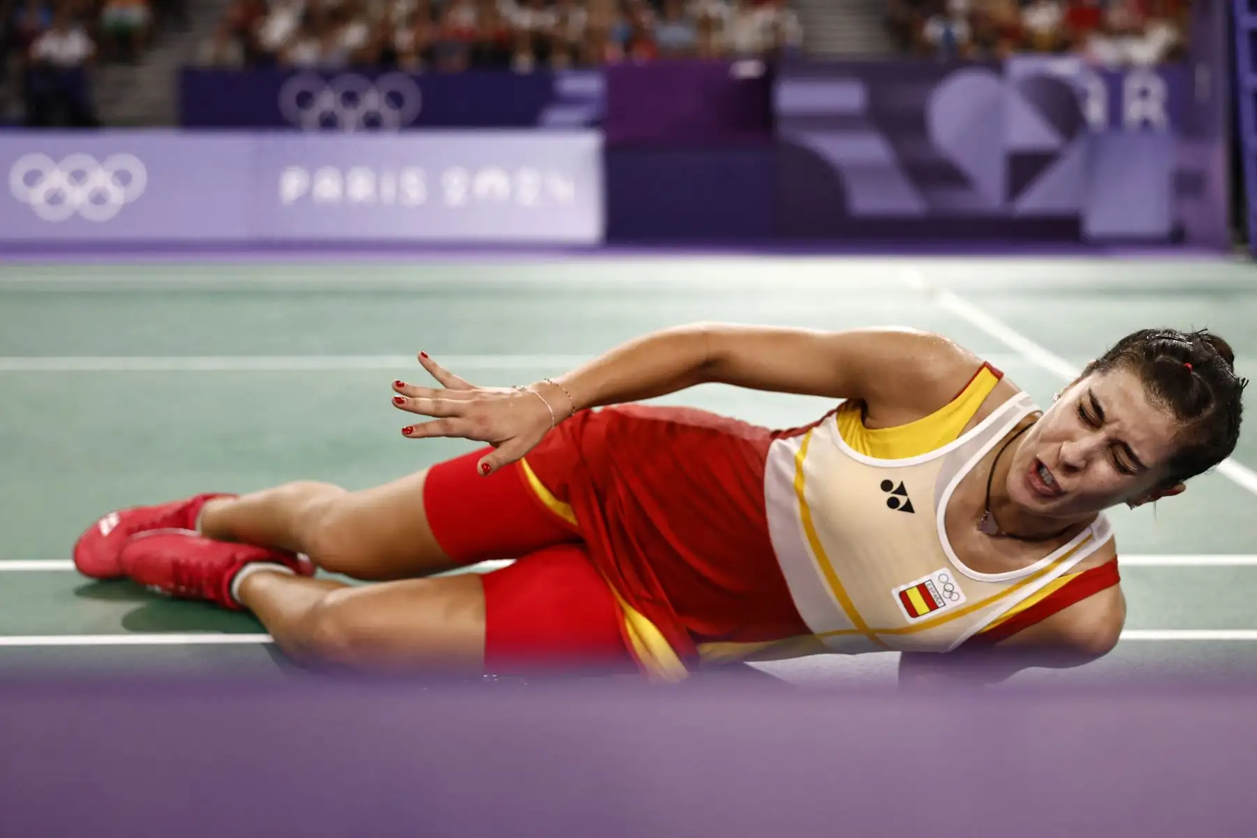 La española Carolina Marín reacciona al caer de una lesión en su partido de semifinales de bádminton individual femenino contra la china He Bing Jiao durante los Juegos Olímpicos de París 2024. AFP