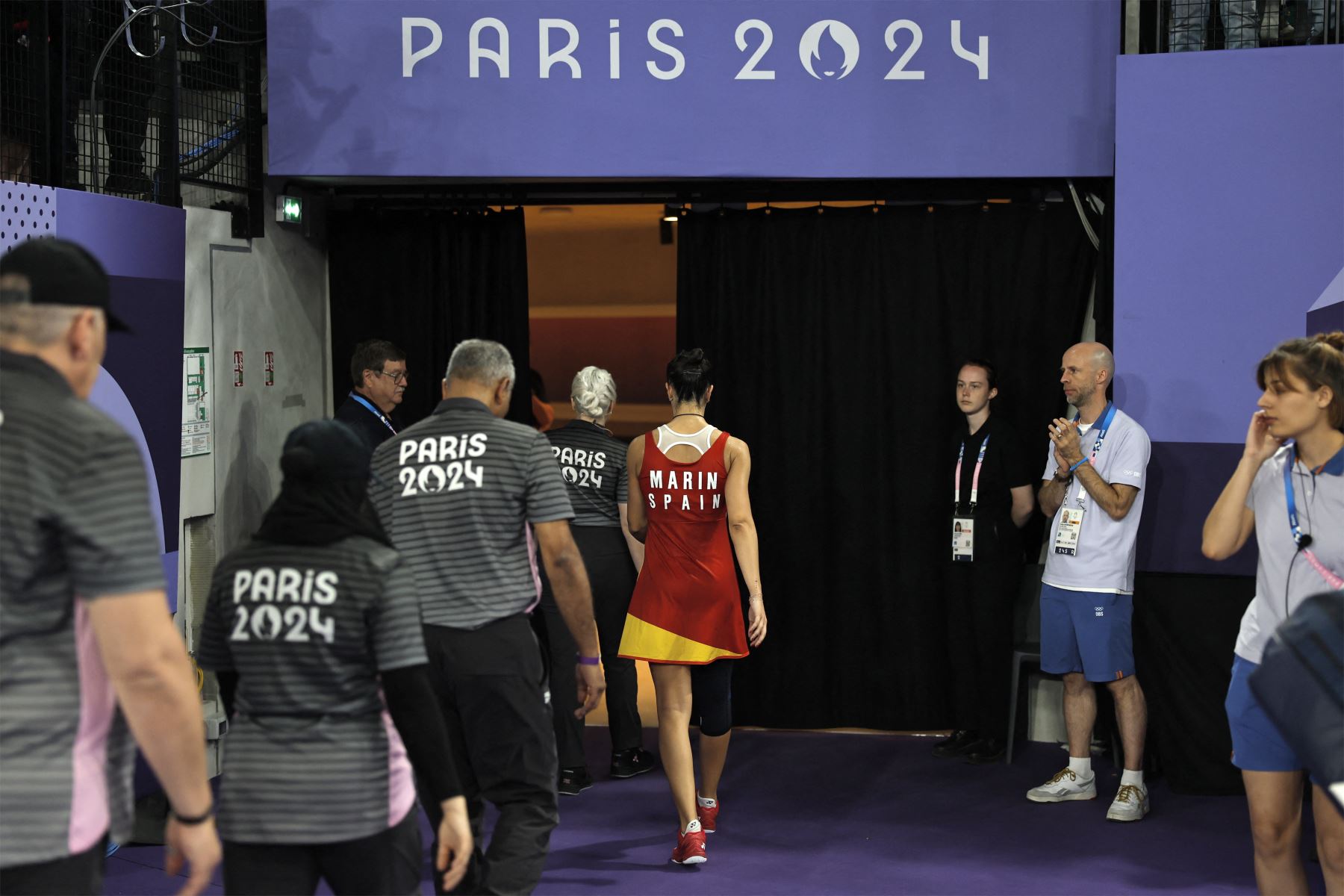 La española Carolina Marín sale de la cancha tras conceder su partido de semifinales de bádminton individual femenino contra la china He Bing Jiao tras una lesión durante los Juegos Olímpicos de París 2024. AFP