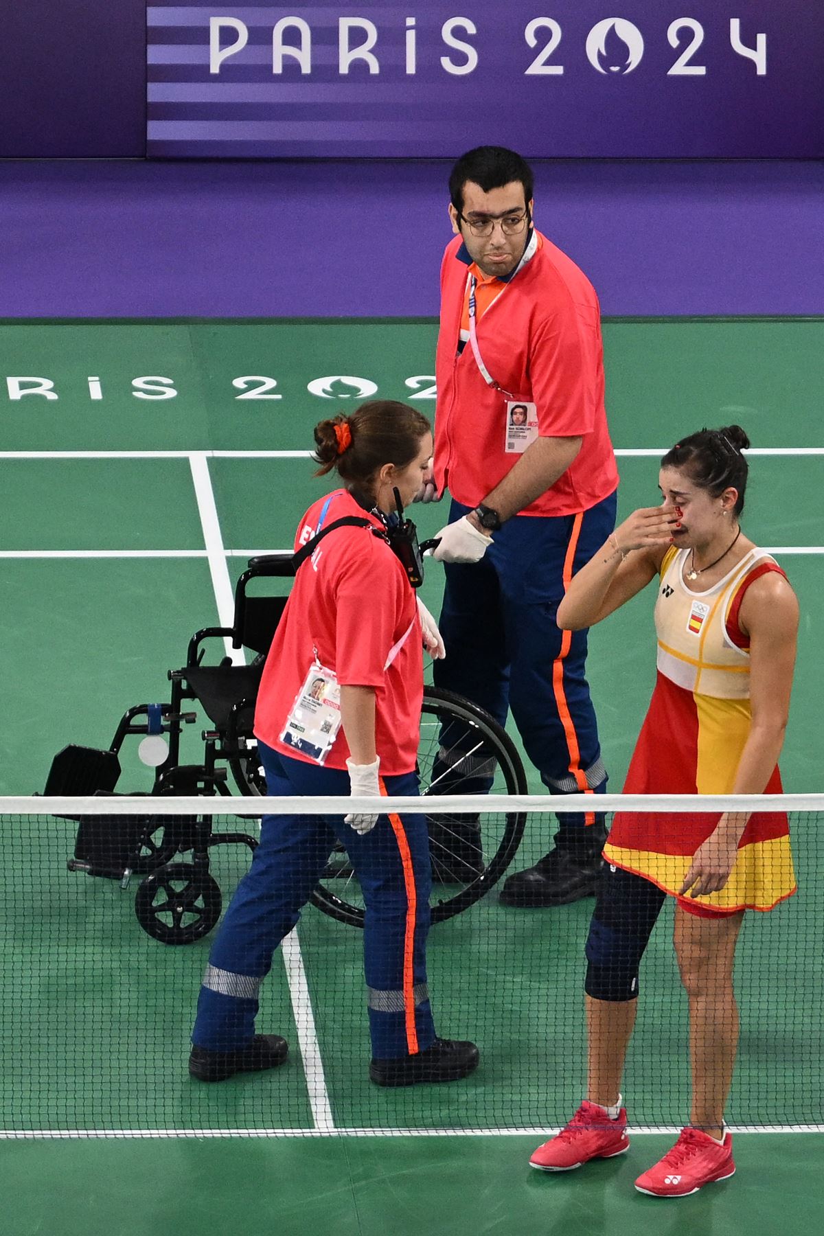 La española Carolina Marín reacciona antes de abandonar la cancha tras conceder su partido de semifinales de bádminton individual femenino contra la china He Bing Jiao tras una lesión durante los Juegos Olímpicos de París 2024. AFP