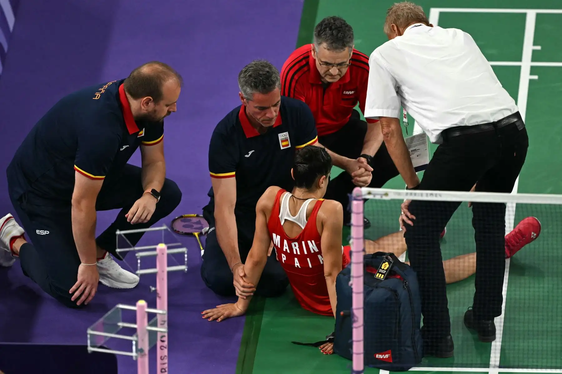 La española Carolina Marín recibe atención médica tras una lesión en su partido de semifinales de bádminton individual femenino contra la china He Bing Jiao tras una lesión durante los Juegos Olímpicos de París 2024. AFP