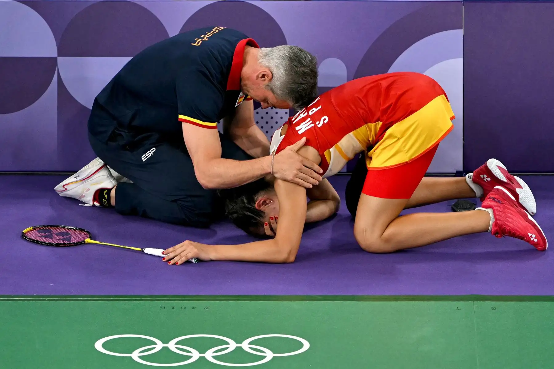 La española Carolina Marín es consolada por su entrenador Fernando Rivas mientras concede su partido de semifinales de bádminton individual femenino contra la china He Bing Jiao tras una lesión durante los Juegos Olímpicos de París 2024. AFP
