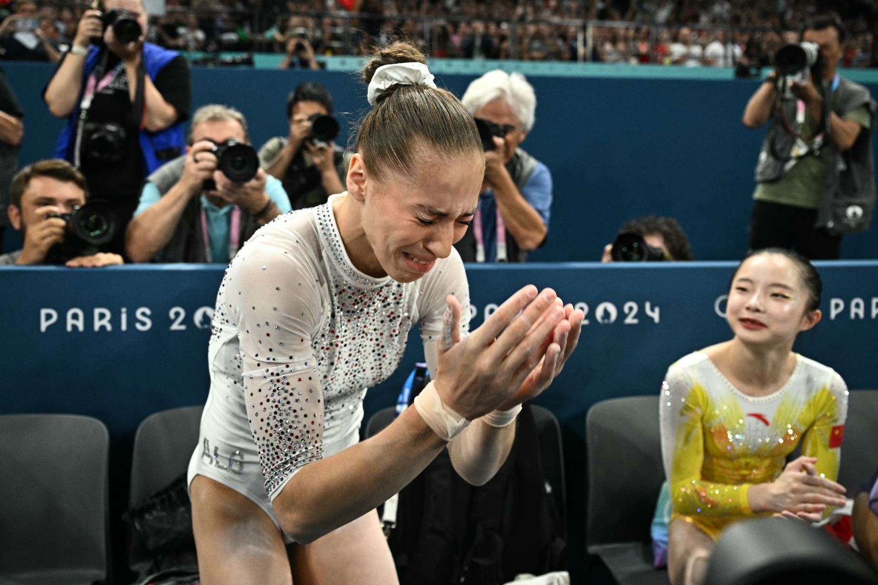 La argelina Kaylia Nemour reacciona tras competir en la final de barras asimétricas femeninas de gimnasia artística durante los Juegos Olímpicos de París 2024. AFP