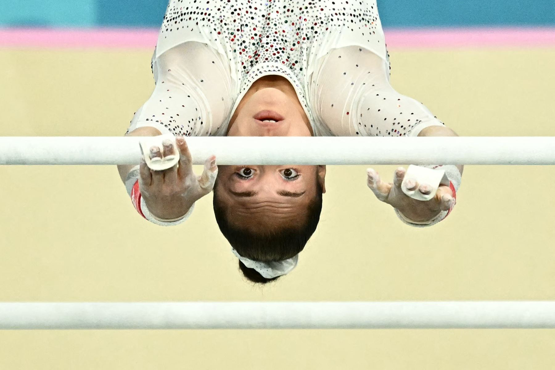 La argelina Kaylia Nemour compite en la final de barras asimétricas femeninas de gimnasia artística durante los Juegos Olímpicos de París 2024. AFP