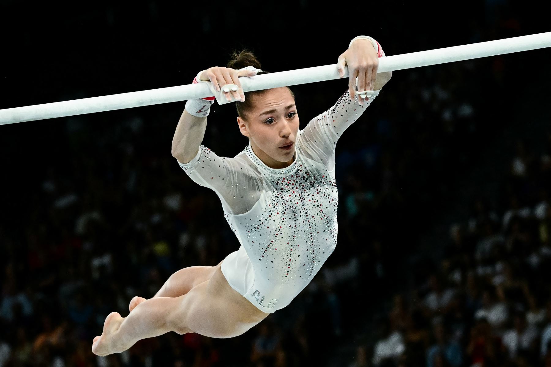 La argelina Kaylia Nemour compite en la final de barras asimétricas femeninas de gimnasia artística durante los Juegos Olímpicos de París 2024. AFP