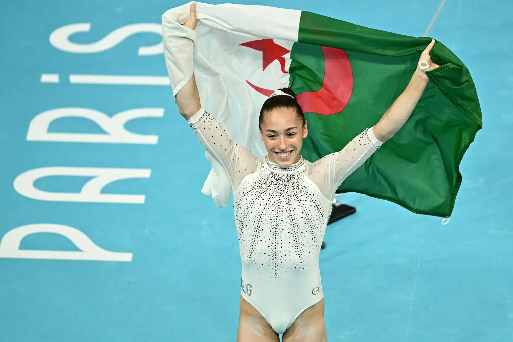 Kaylia Nemour, de Argelia, celebra ganar la medalla de oro al final de la final de barras asimétricas femeninas de gimnasia artística durante los Juegos Olímpicos de París 2024. AFP