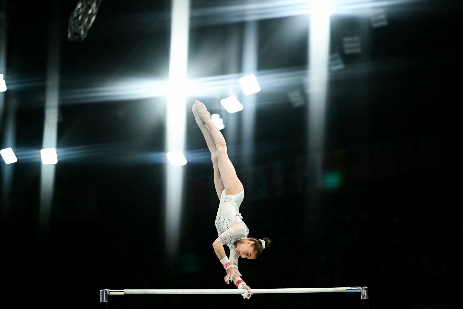 La argelina Kaylia Nemour compite en la final de barras asimétricas femeninas de gimnasia artística durante los Juegos Olímpicos de París 2024. AFP