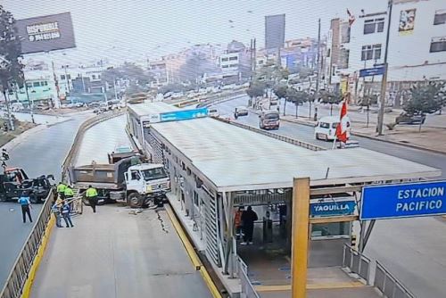 Independencia: volquete invade vía del Metropolitano y choca contra estación Pacífico. Foto: ANDINA/cpaturaTV.