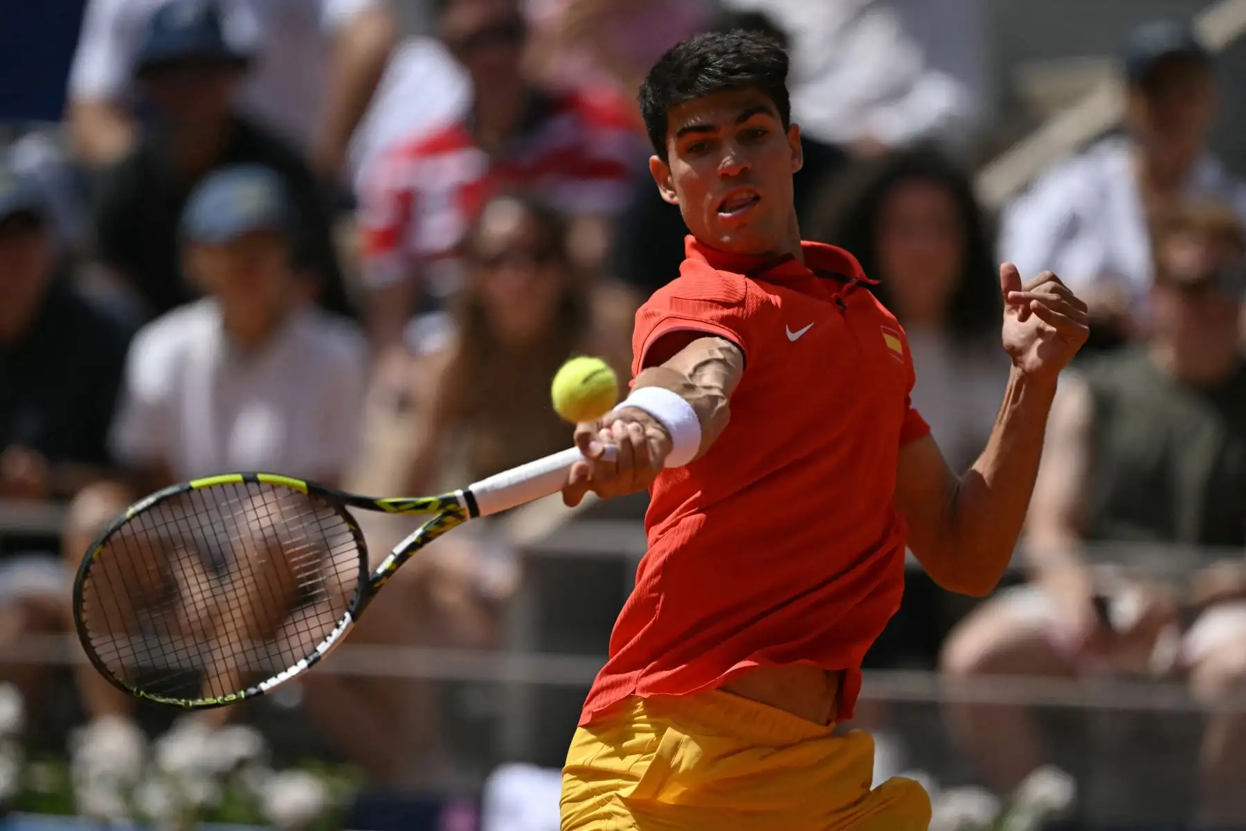 El español Carlos Alcaraz regresa al serbio Novak Djokovic durante su último partido de tenis masculino en la cancha Philippe-Chatrier del estadio Roland-Garros durante los Juegos Olímpicos de París 2024. AFP