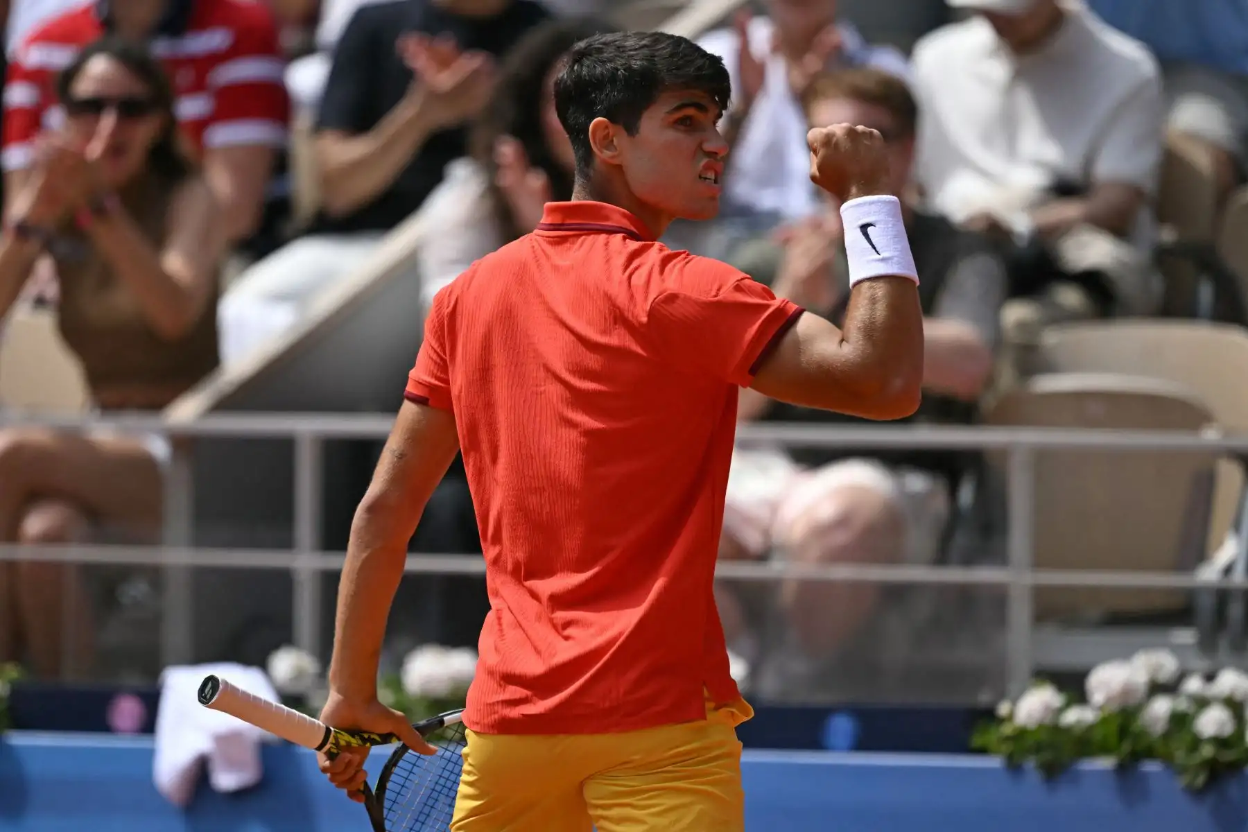 El español Carlos Alcaraz reacciona mientras juega contra el serbio Novak Djokovic durante su último partido de tenis masculino en la cancha Philippe-Chatrier del estadio Roland-Garros durante los Juegos Olímpicos de París 2024. AFP