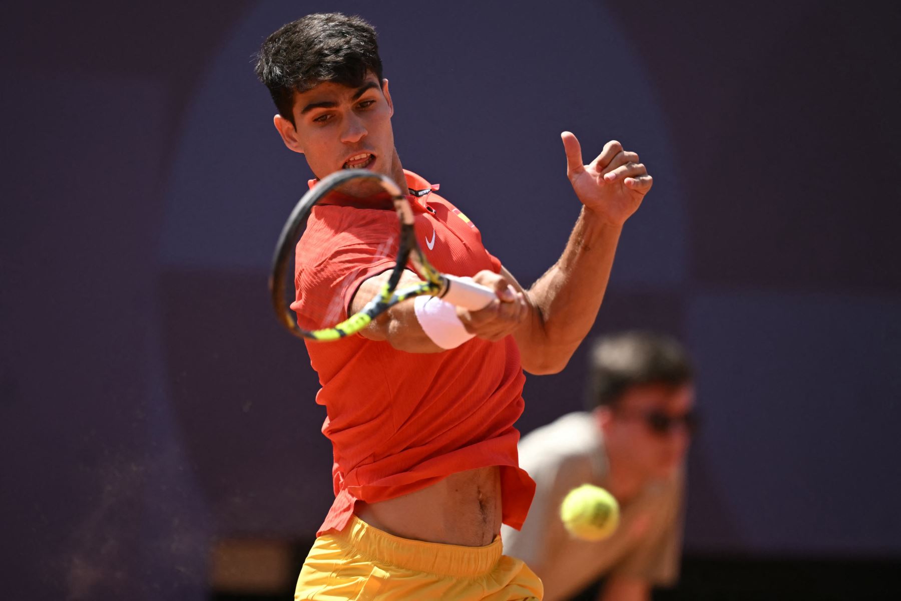 El español Carlos Alcaraz regresa al serbio Novak Djokovic durante su último partido de tenis masculino en la cancha Philippe-Chatrier del estadio Roland-Garros durante los Juegos Olímpicos de París 2024. AFP