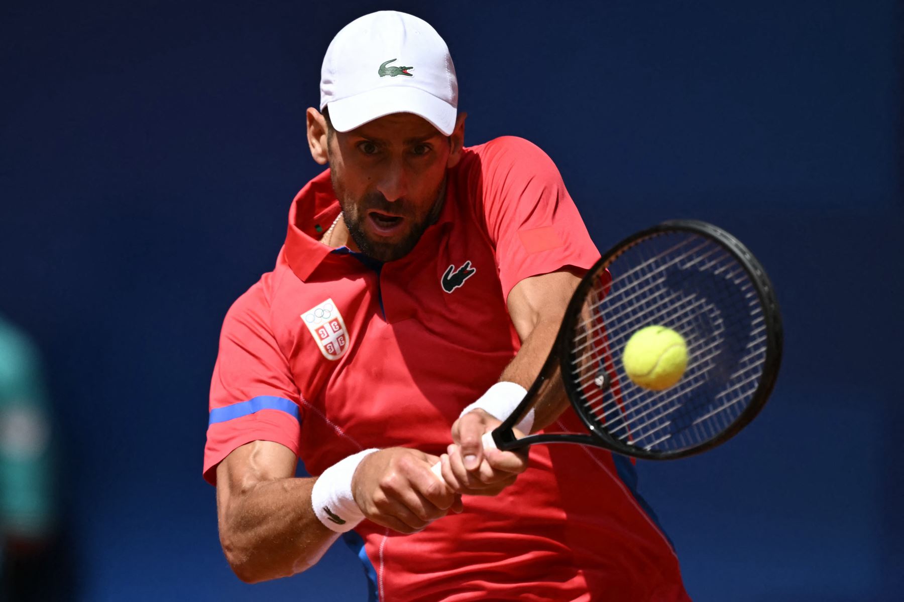 El serbio Novak Djokovic regresa al español Carlos Alcaraz durante su último partido de tenis masculino en la cancha Philippe-Chatrier del estadio Roland-Garros durante los Juegos Olímpicos de París 2024. AFP