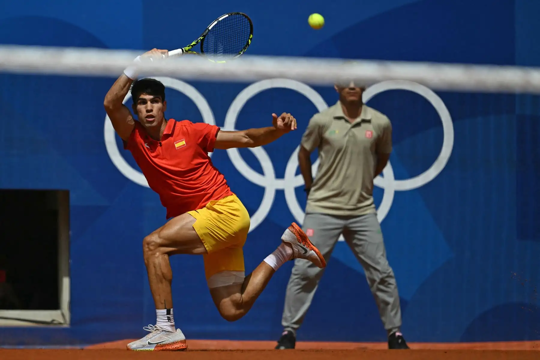 El español Carlos Alcaraz regresa al serbio Novak Djokovic durante su último partido de tenis masculino en la cancha Philippe-Chatrier del estadio Roland-Garros durante los Juegos Olímpicos de París 2024. AFP