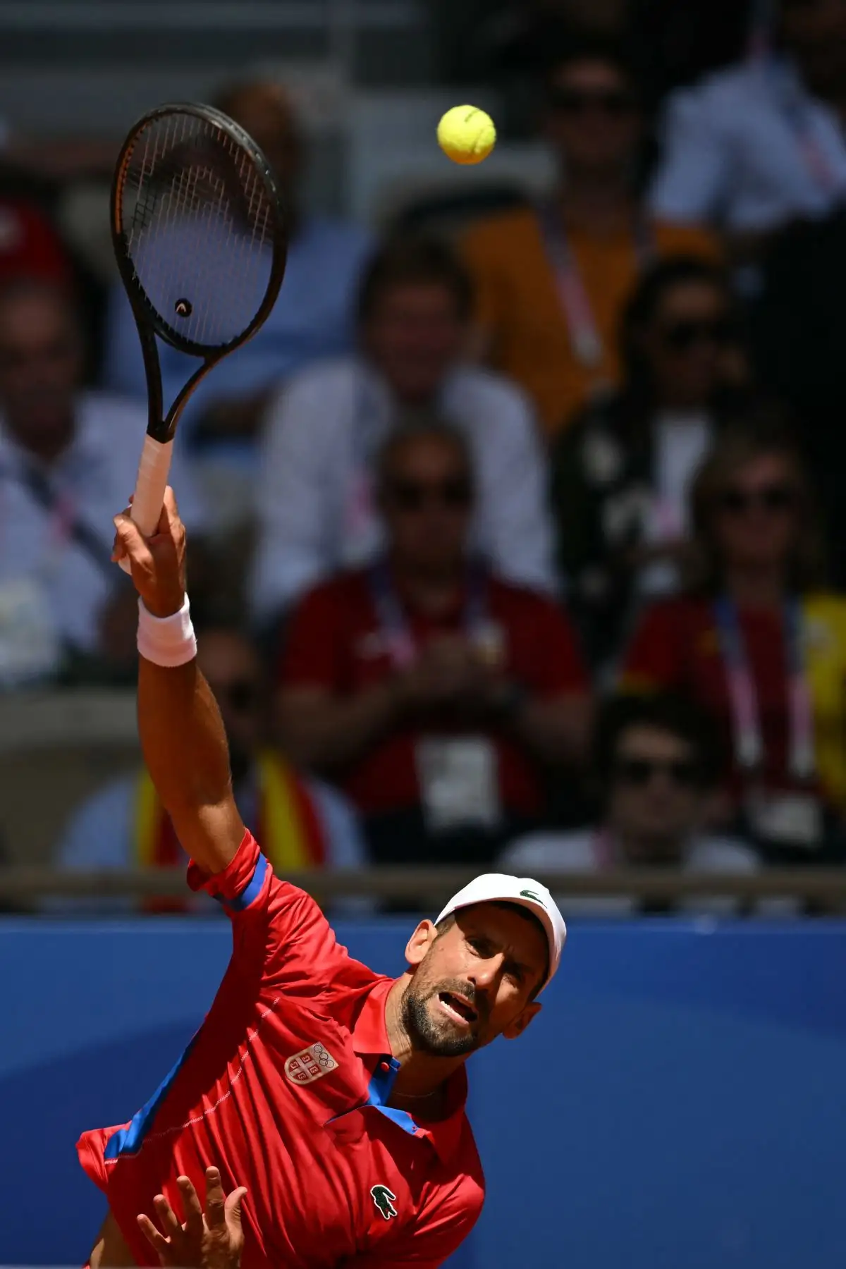 El serbio Novak Djokovic sirve al español Carlos Alcaraz durante su último partido de tenis masculino en la cancha Philippe-Chatrier del estadio Roland-Garros durante los Juegos Olímpicos de París 2024. AFP