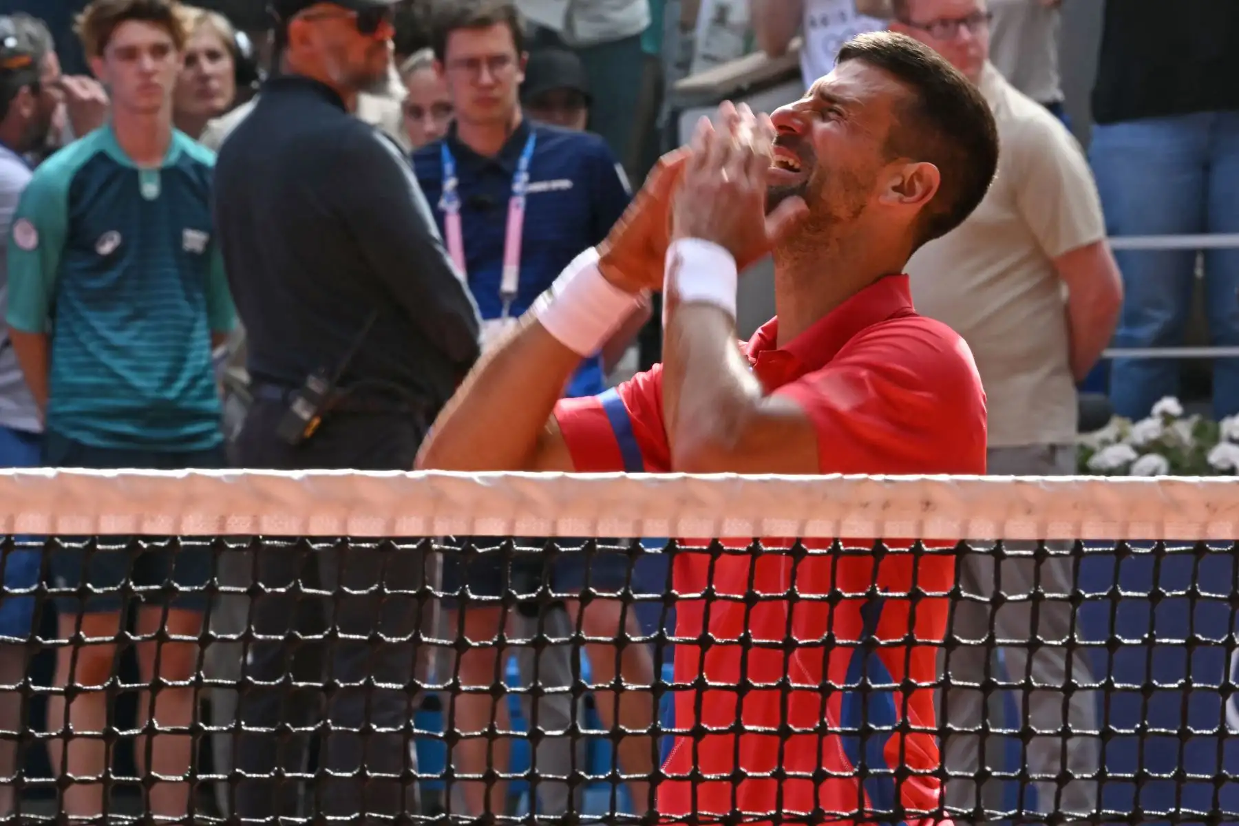 El serbio Novak Djokovic reacciona tras vencer al español Carlos Alcaraz en su último partido de tenis individual masculino en la cancha Philippe-Chatrier del estadio Roland-Garros durante los Juegos Olímpicos de París 2024. AFP
