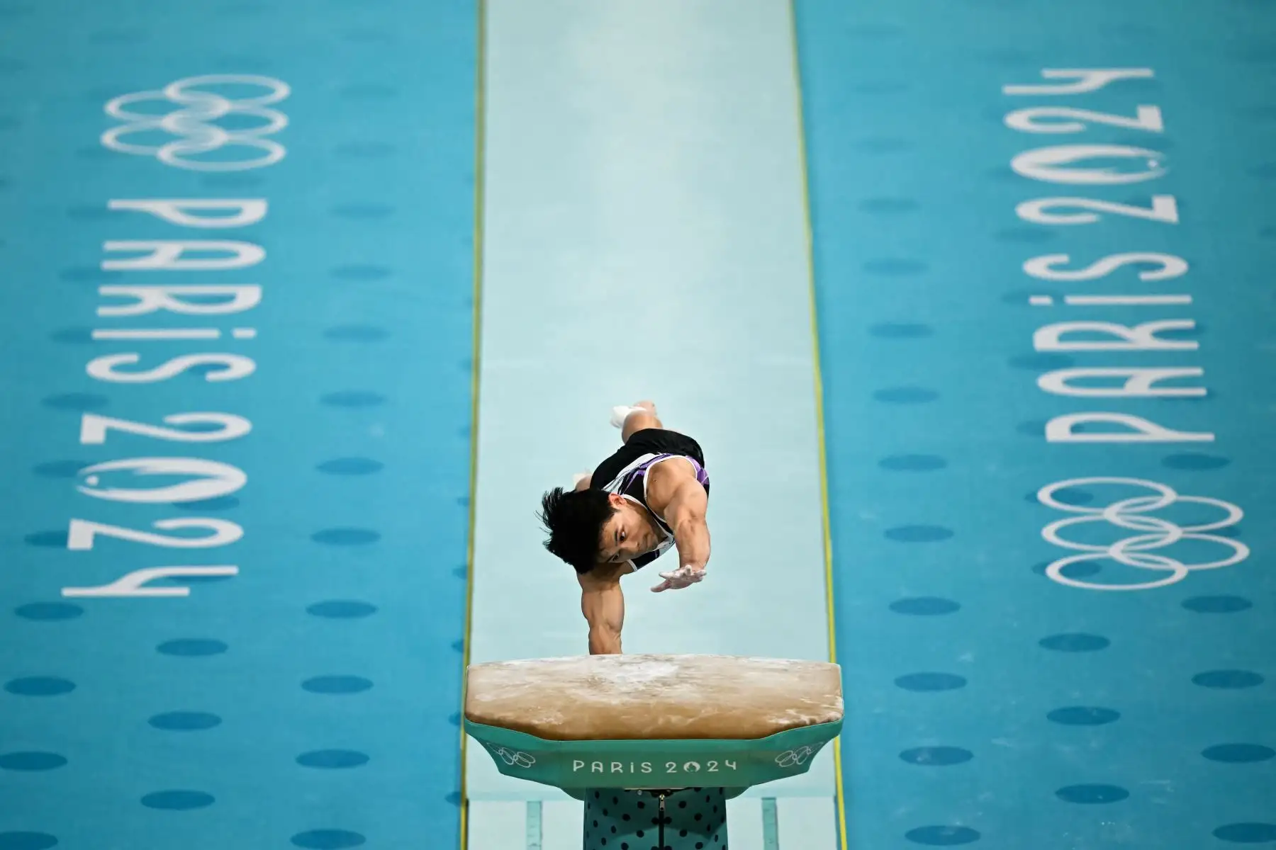 Carlos Edriel Yulo, de Filipinas, compite en la final de salto de gimnasia artística masculina durante los Juegos Olímpicos de París 2024. AFP