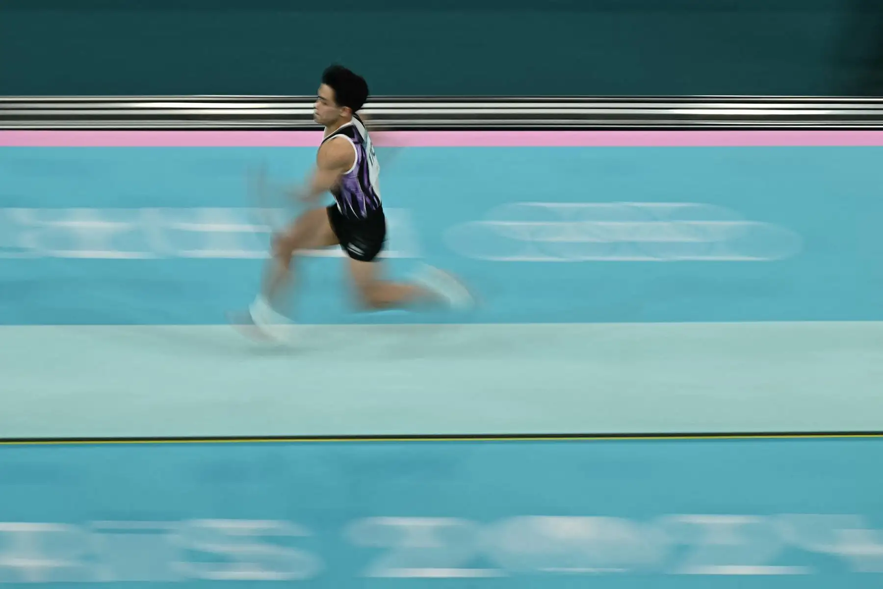 Carlos Edriel Yulo, de Filipinas, compite en la final de salto de gimnasia artística masculina durante los Juegos Olímpicos de París 2024. AFP