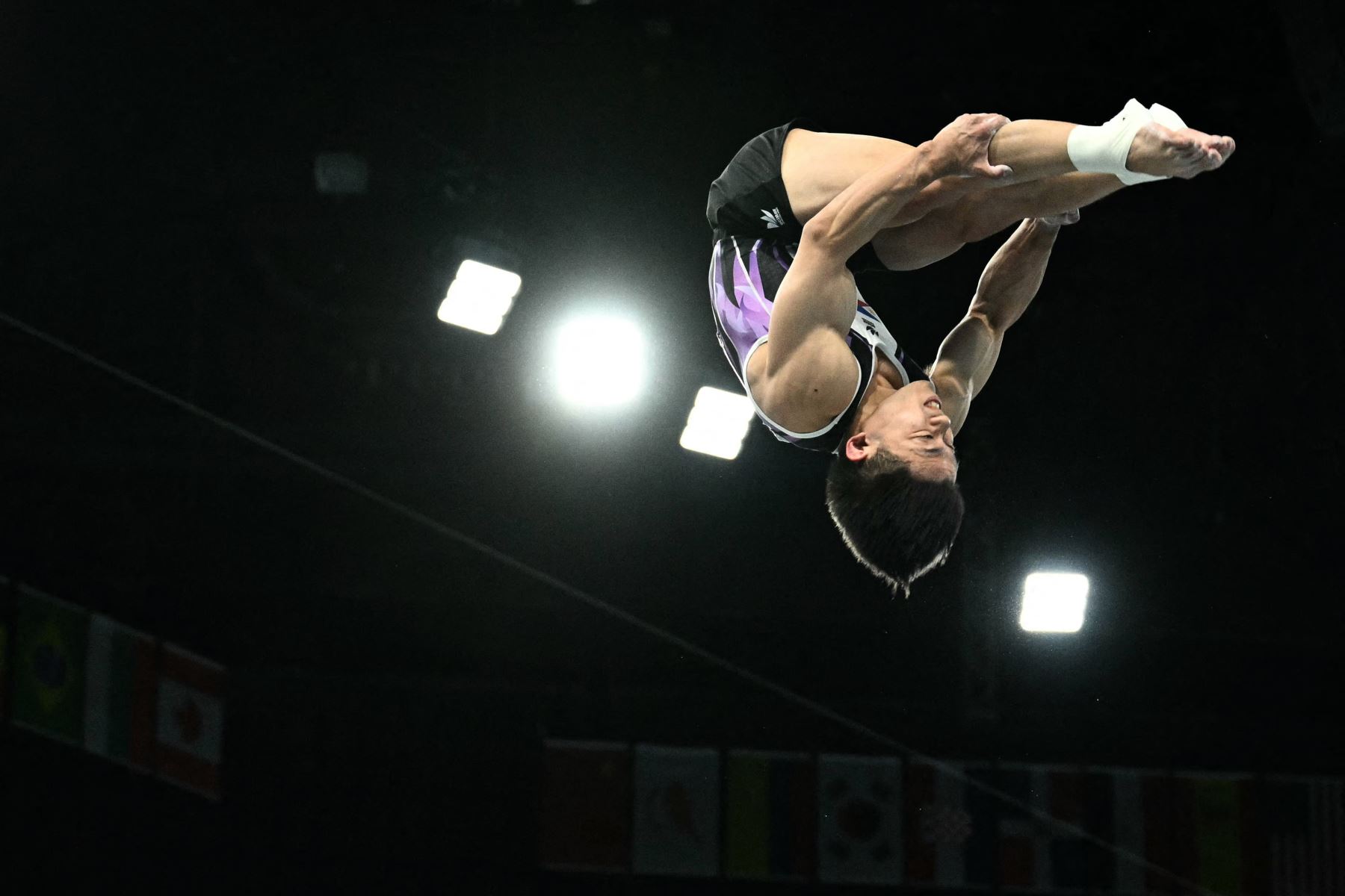 Carlos Edriel Yulo, de Filipinas, compite en la final de salto de gimnasia artística masculina durante los Juegos Olímpicos de París 2024. AFP