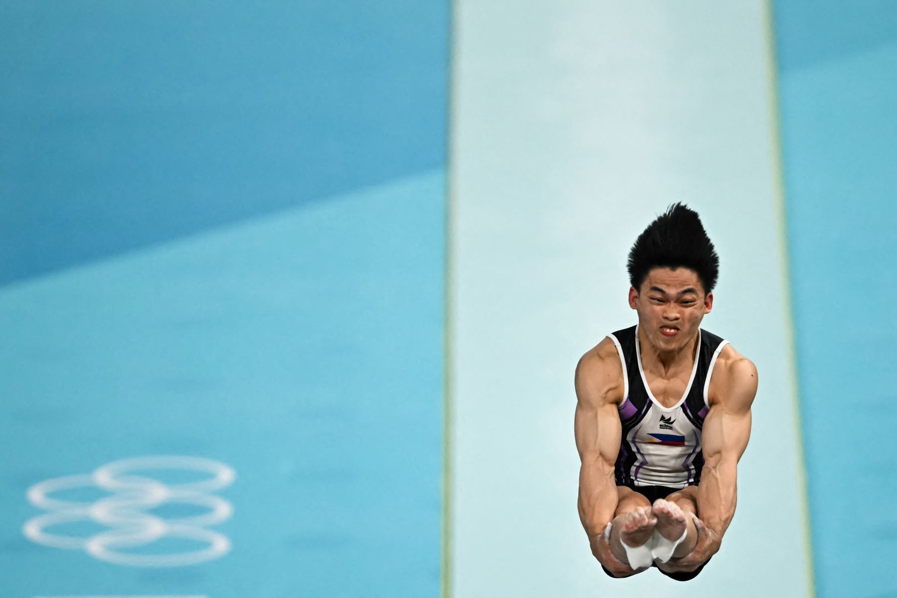 Carlos Edriel Yulo, de Filipinas, compite en la final de salto de gimnasia artística masculina durante los Juegos Olímpicos de París 2024. AFP