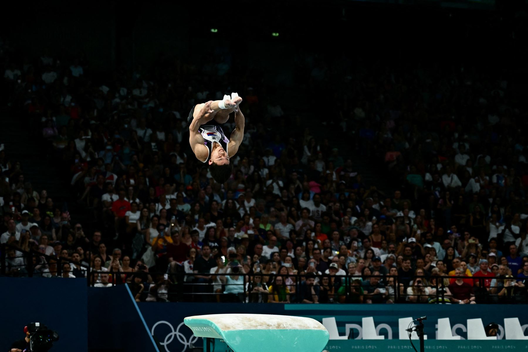 Carlos Edriel Yulo, de Filipinas, compite en la final de salto de gimnasia artística masculina durante los Juegos Olímpicos de París 2024. AFP