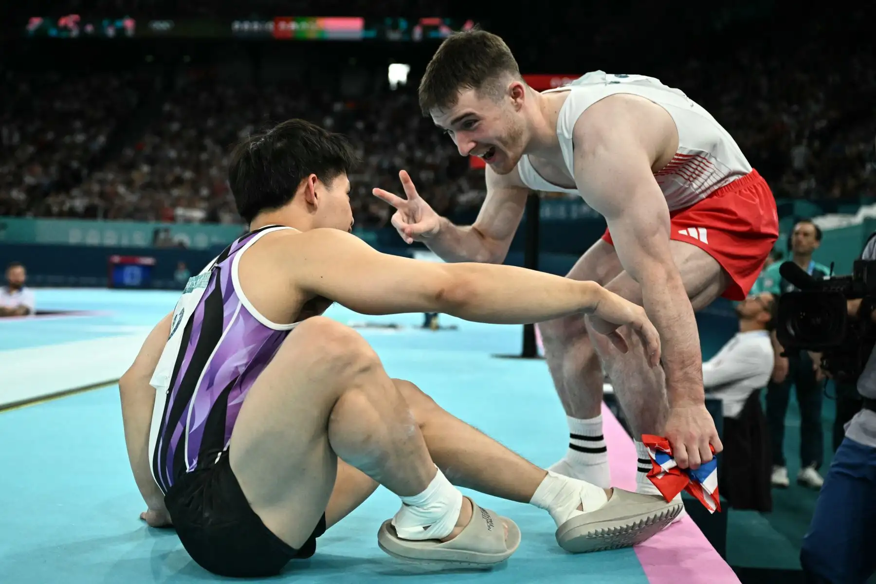 El filipino Carlos Edriel Yulo es felicitado por el británico Harry Hepworth tras ganar la final de salto de gimnasia artística masculina durante los Juegos Olímpicos de París 2024. AFP