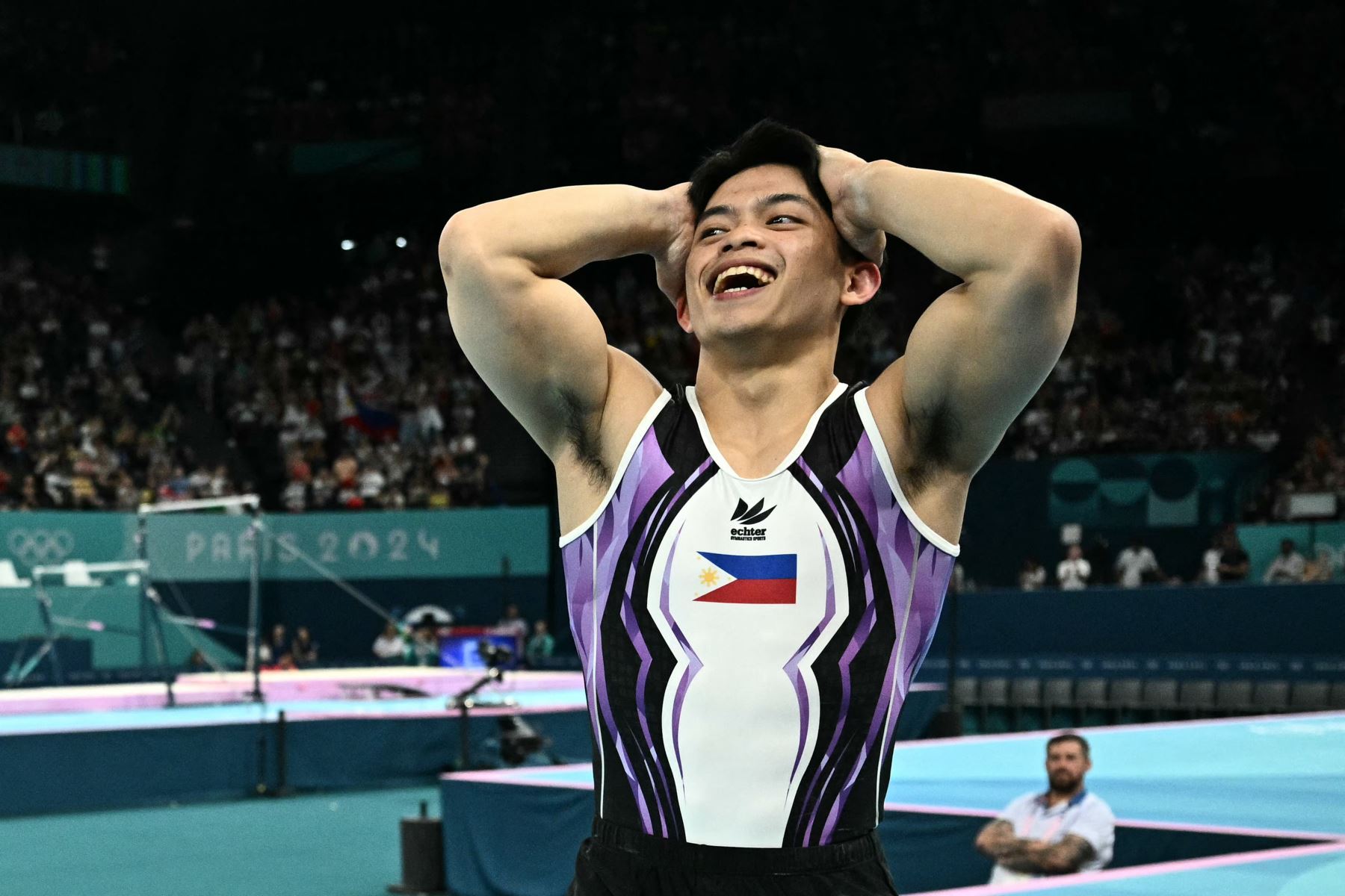 Carlos Edriel Yulo, de Filipinas, celebra haber ganado la medalla de oro al final de la final de salto de gimnasia artística masculina durante los Juegos Olímpicos de París 2024. AFP