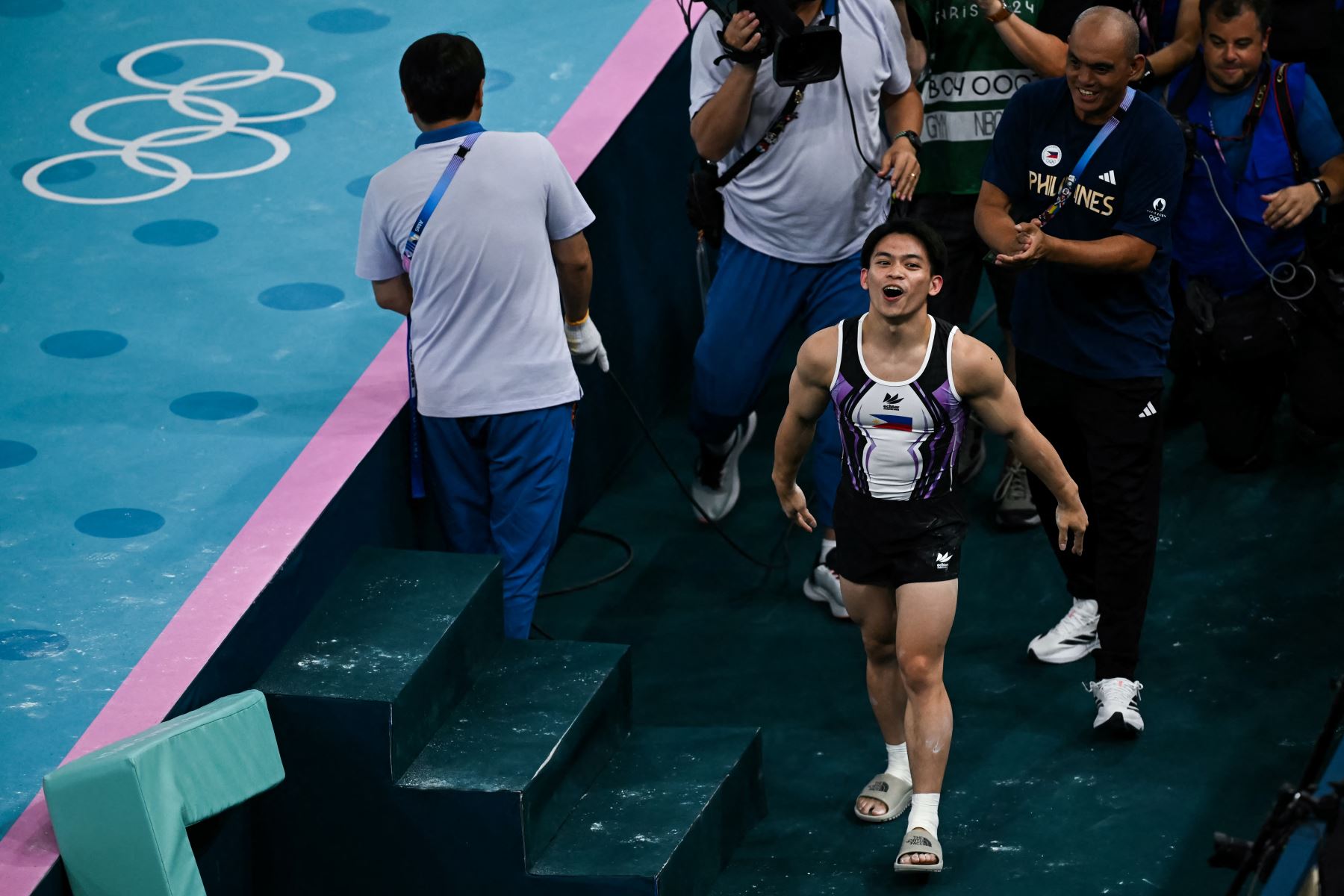 Carlos Edriel Yulo, de Filipinas, celebra tras ganar la final de salto de gimnasia artística masculina durante los Juegos Olímpicos de París 2024. AFP